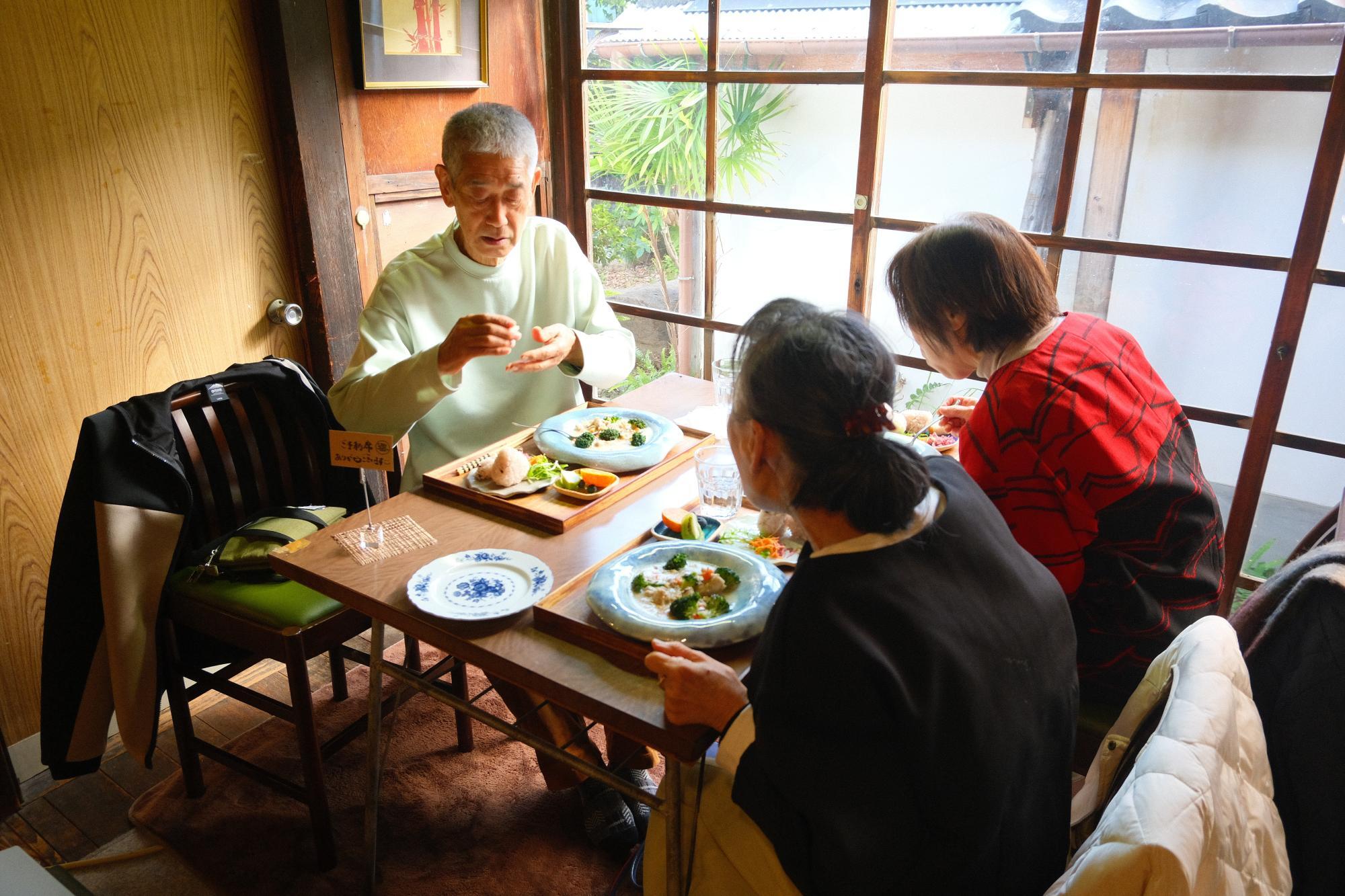 自然光が差し込む“縁側席”は、やさしい料理をよりやさしく