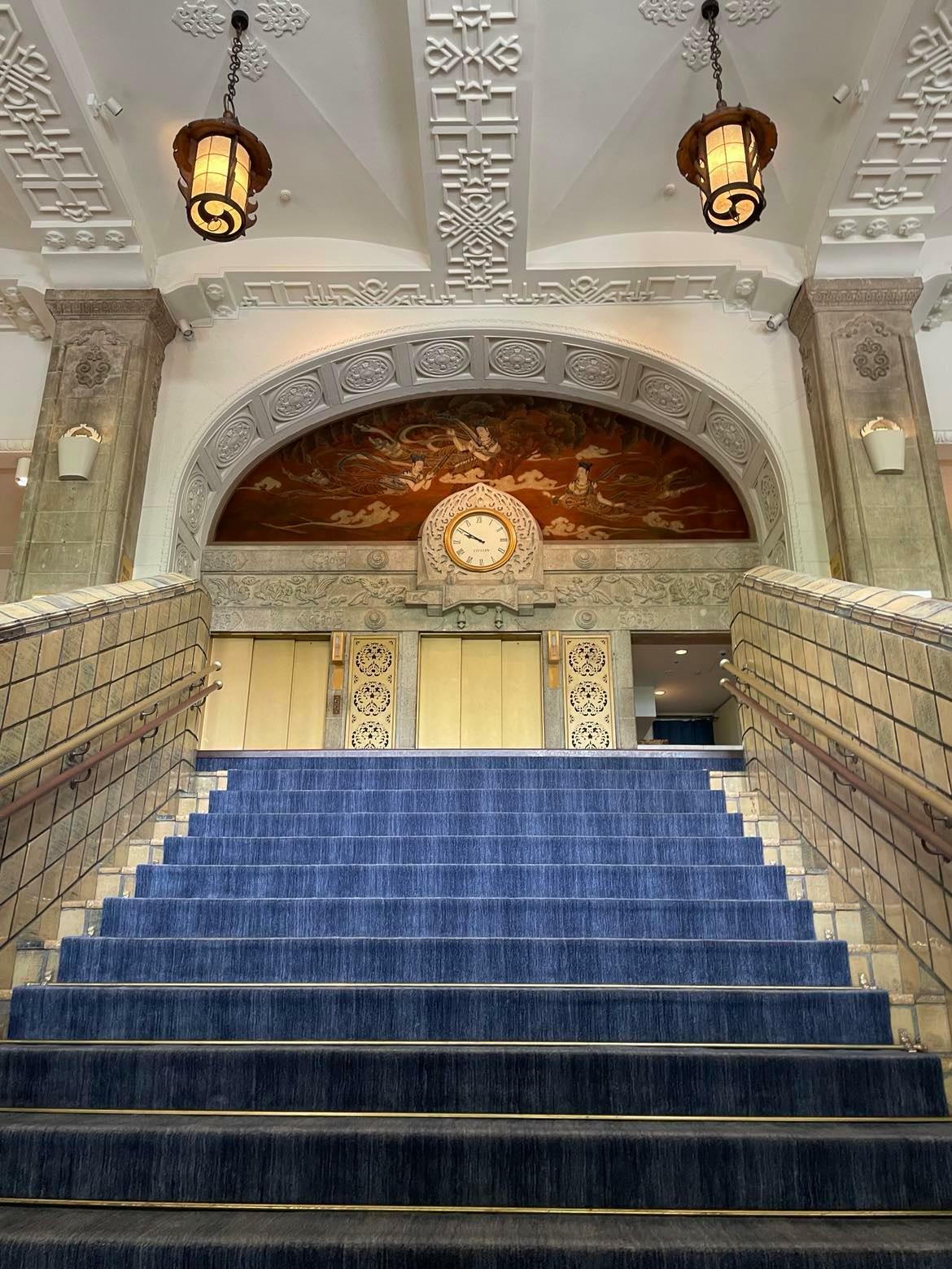 ホテルニューグランドのシンボル的存在である本館の大階段