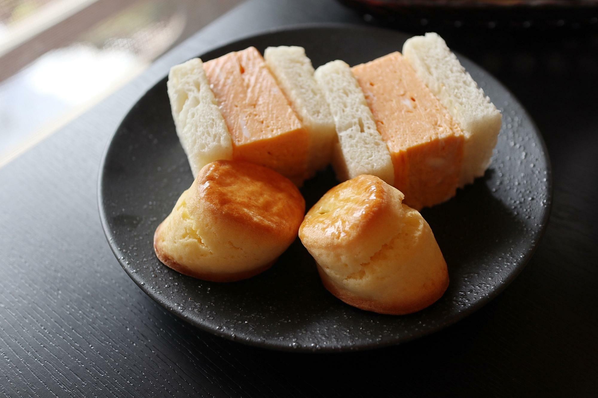 プレーンスコーン（クロテッドクリーム、桜クリームチーズ、ピスタチオカスタード）、宇治の平飼い卵（やどりぎ）の「日本料理 宝ヶ池」特製だし巻きの生食パンサンド