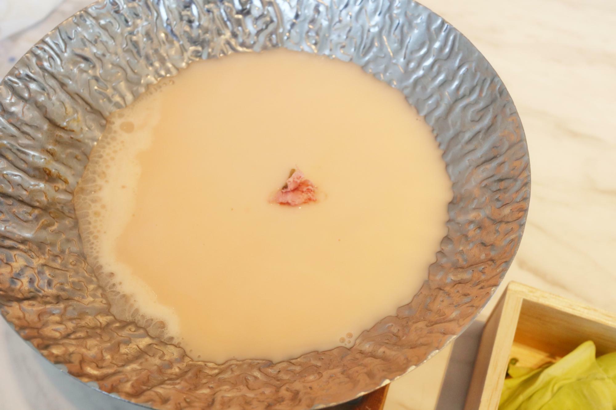 滋賀県産おおつる大豆の豆乳と真鯛の桜豆乳鍋　