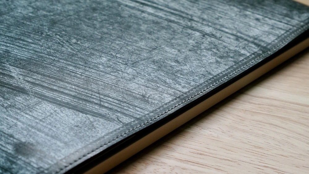 革好きMacユーザー必見】MacBook Air用ブライドルレザースリーブを試す