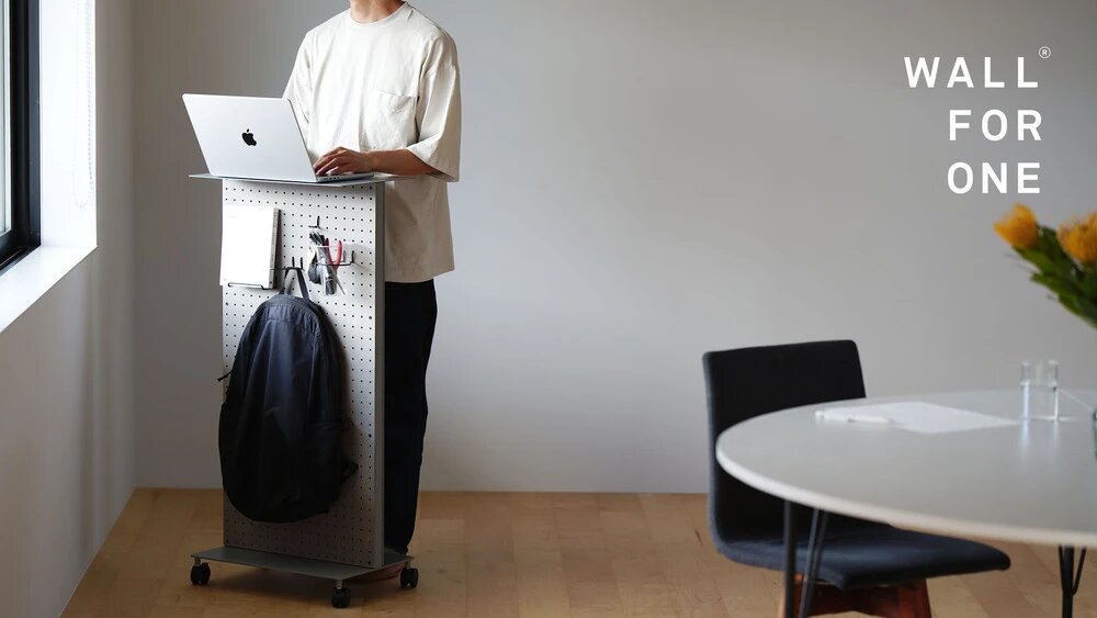 気軽に立ち作業】移動式スタンディングデスク「WALL FOR ONE」を 気軽に立ち作業】移動式スタンディングデスク「WALL FOR ONE」を