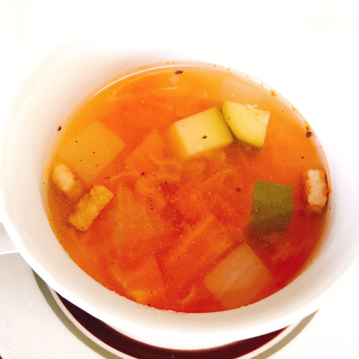 色々な半端野菜を入れたスープは体にもいい。