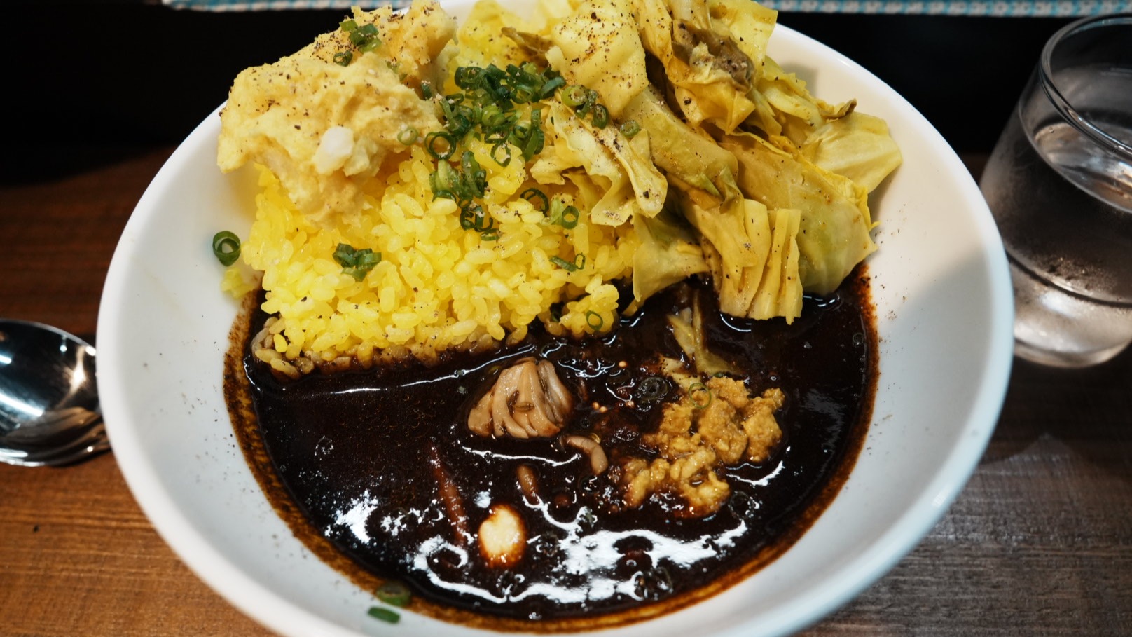 あの人気店の裏メニューが登場！新店「魔皿カレー」が11月6日に