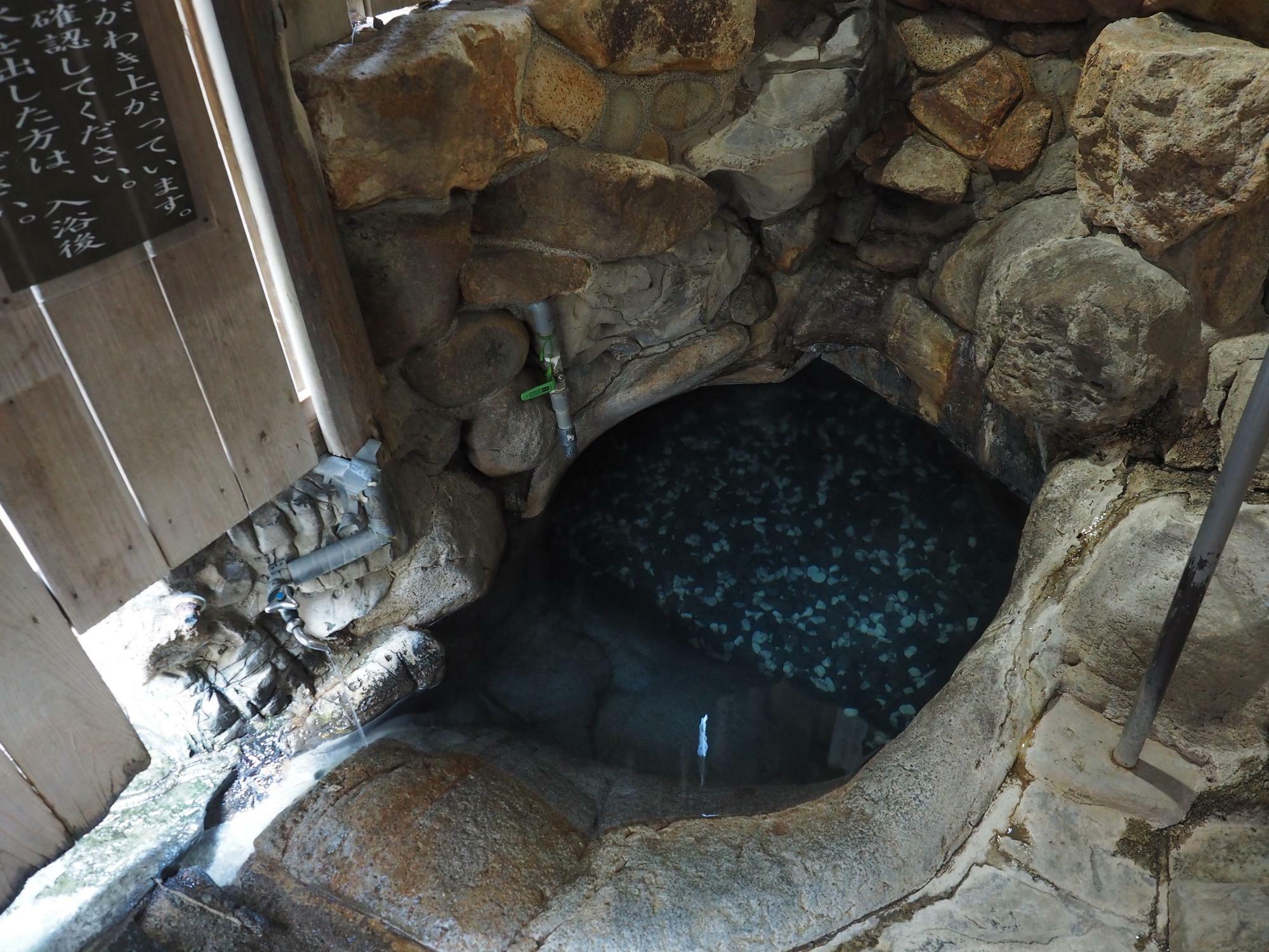 湯の峰温泉「つぼ湯」も一人サイズ。足元から源泉が湧出する