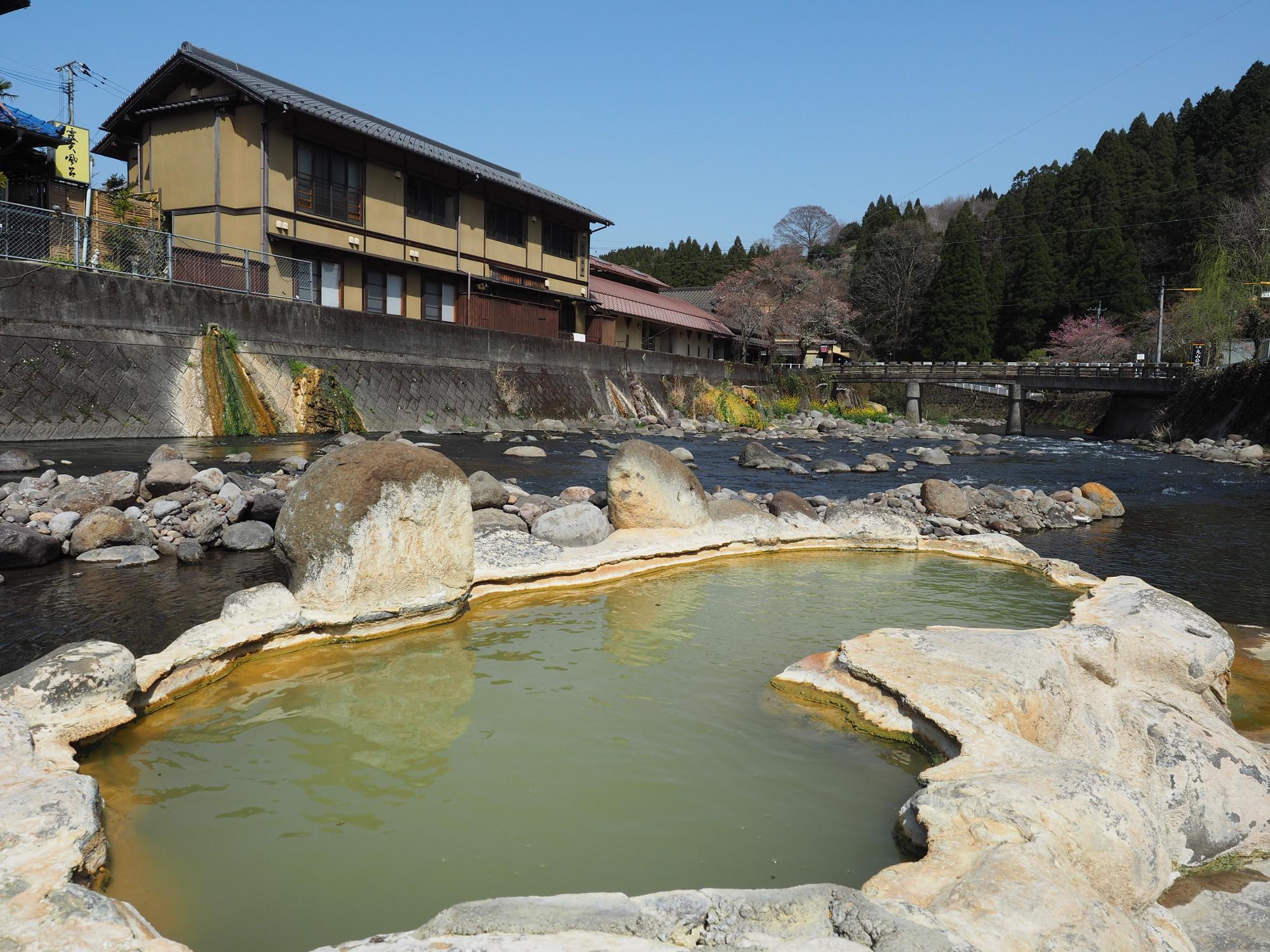 長湯温泉（大分県）は炭酸泉が湧く