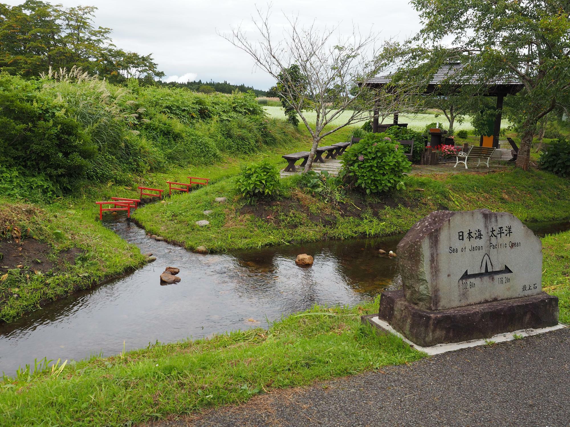 堺田分水嶺。平坦な場所にある分水嶺は珍しいという