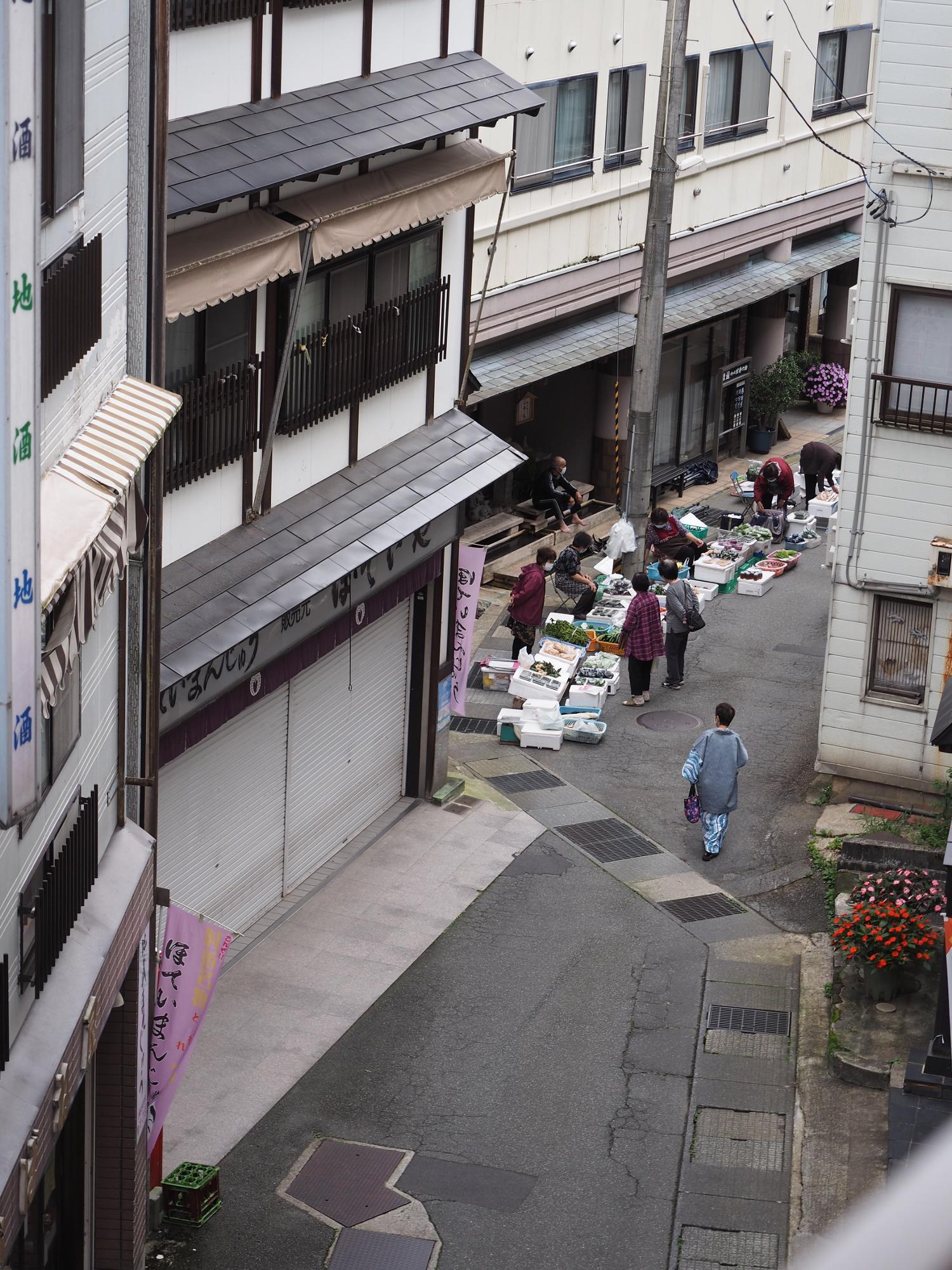 肘折温泉の朝市