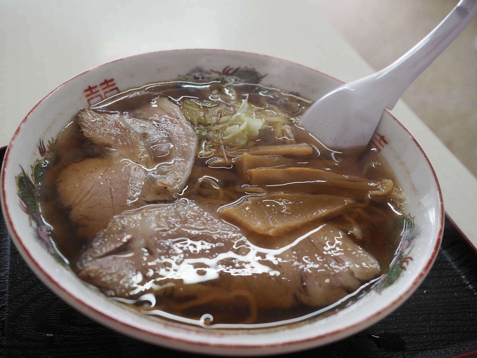 温泉街で飛び込みで食べた、正統派のしょうゆラーメン