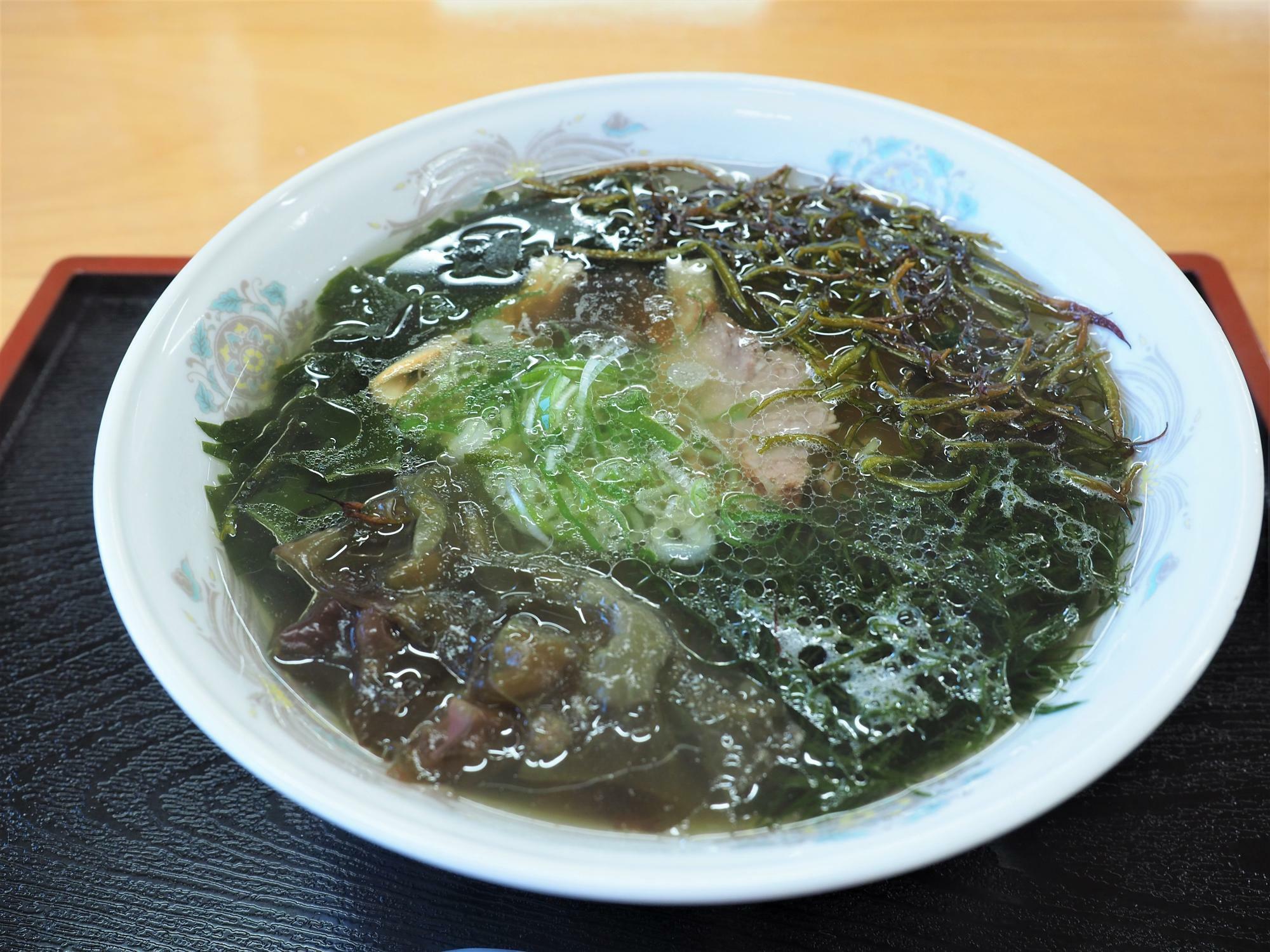 利尻島の食堂でいただいた海藻ラーメン。絶品だった