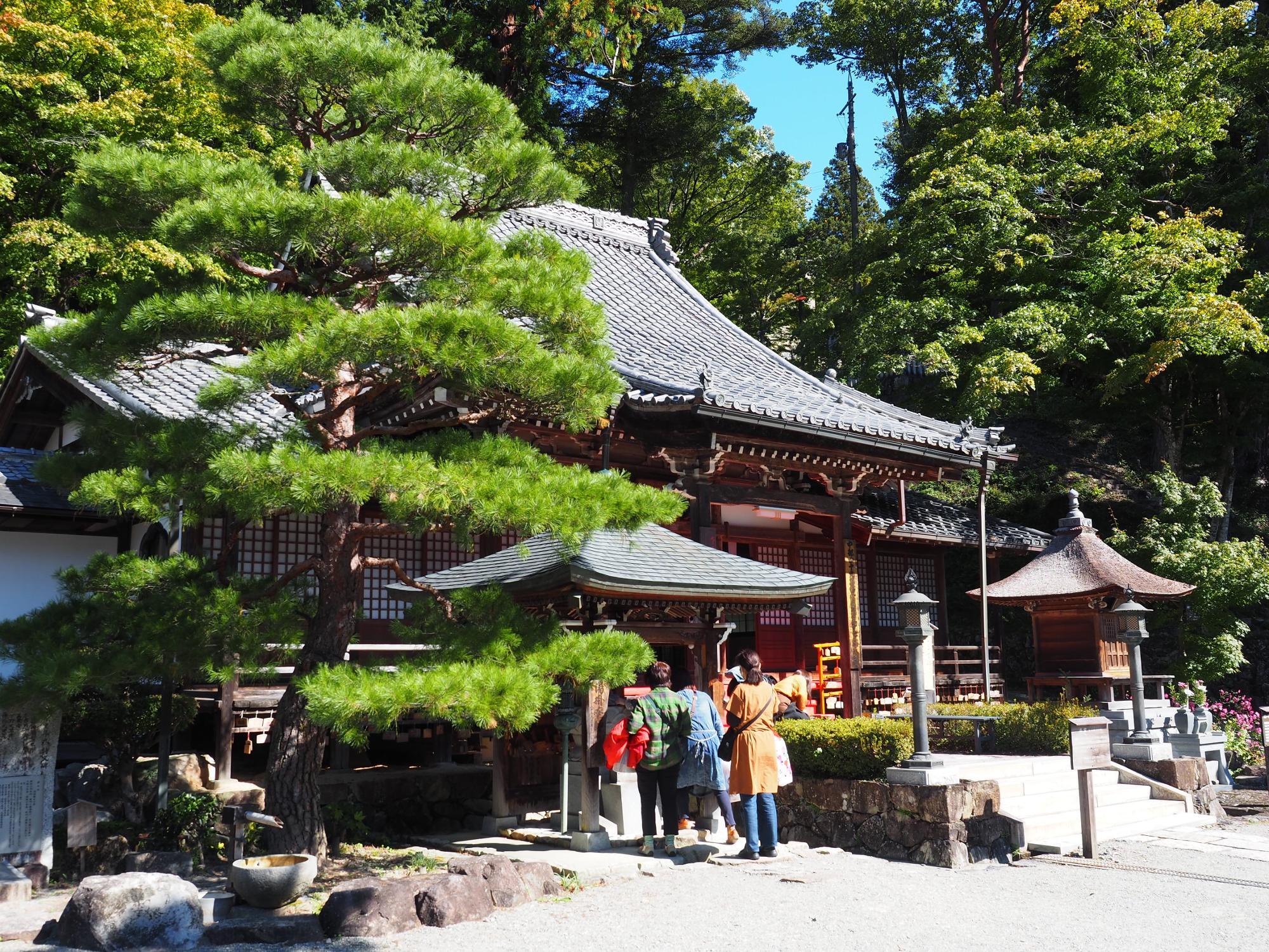 高台にある温泉寺