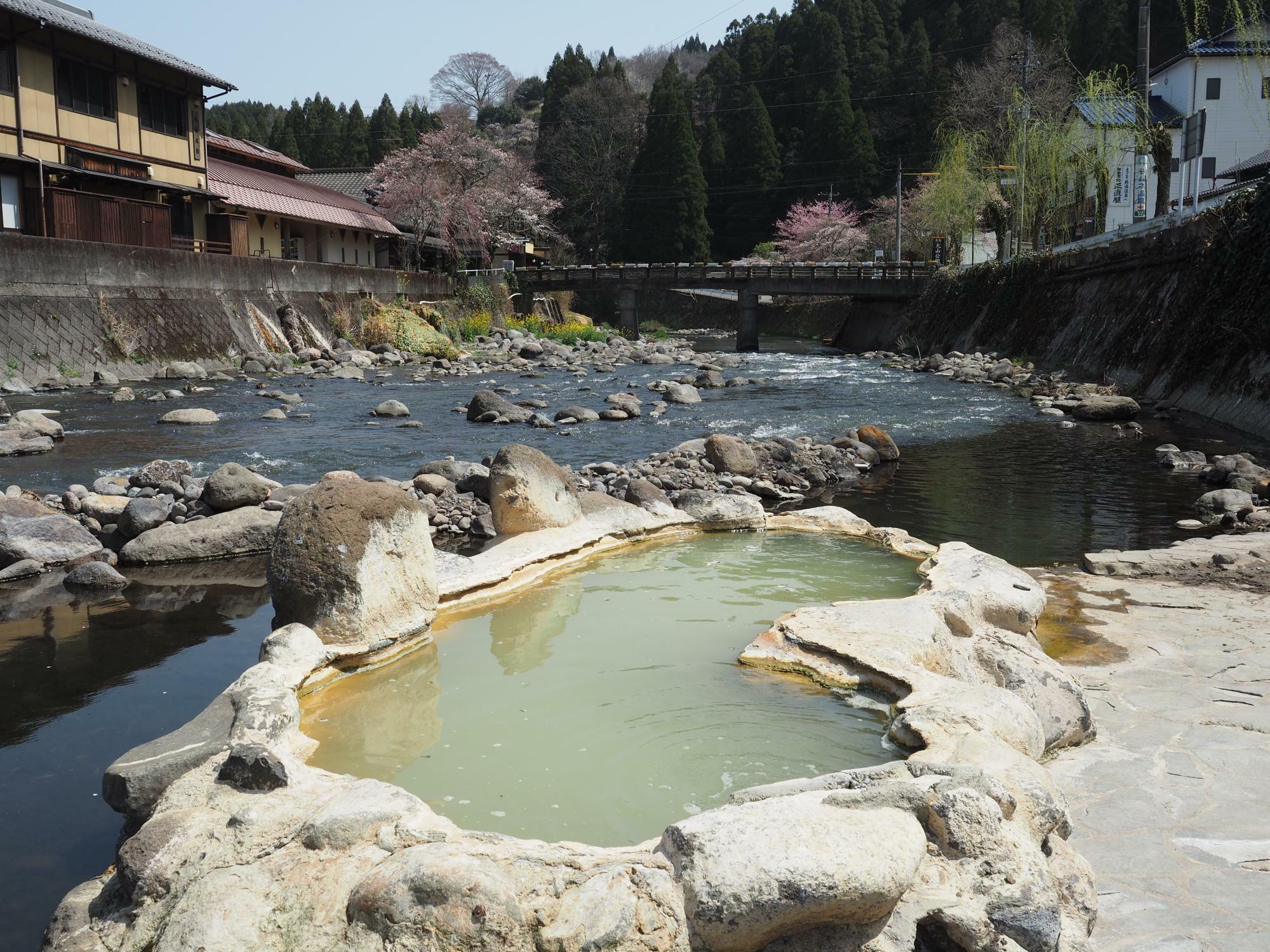 長湯温泉のシンボル「ガニ湯」