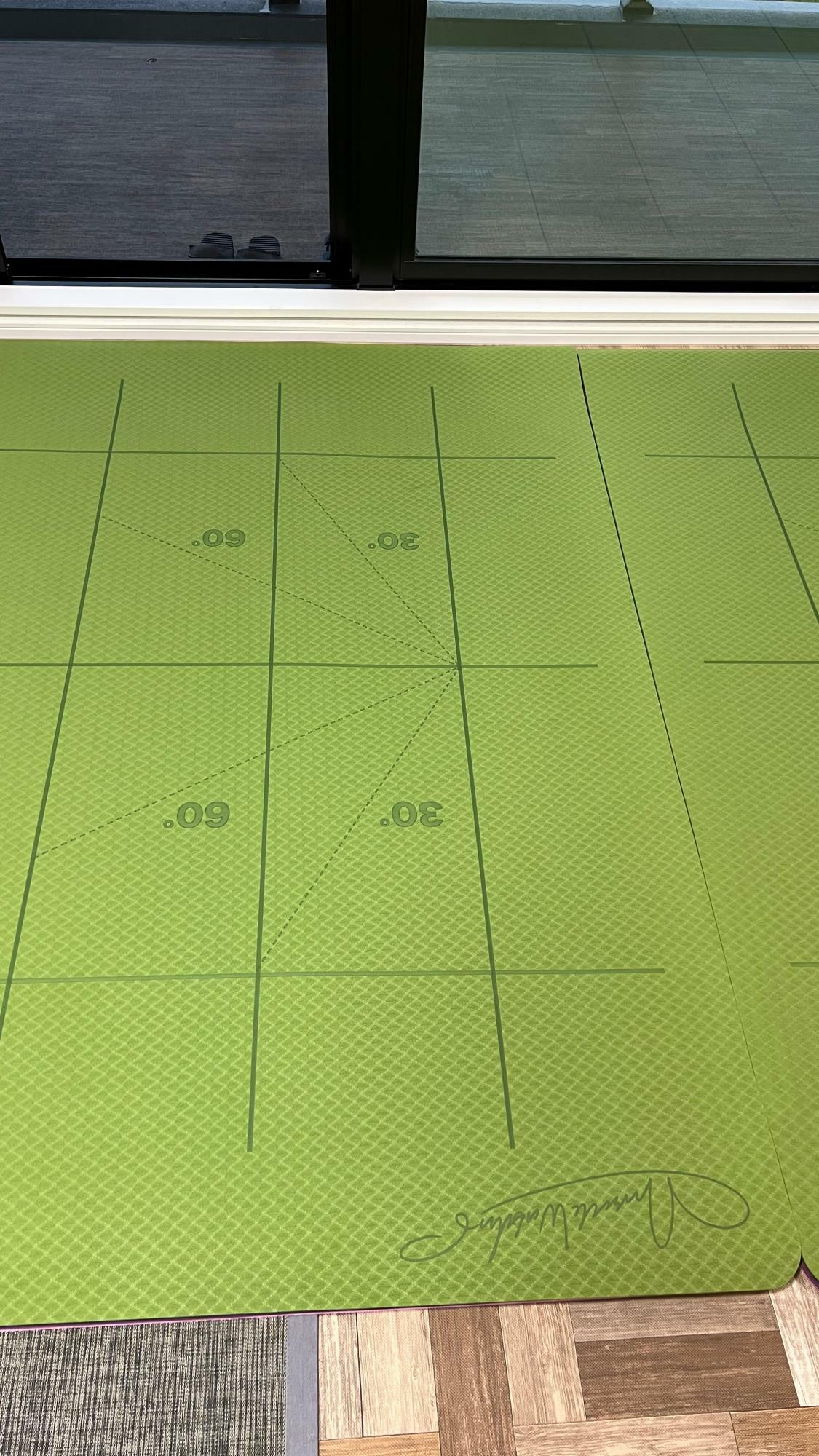 我が家では大きなヨガマットをあらかじめ2枚引いておき、いつでも運動できる環境を作りました。