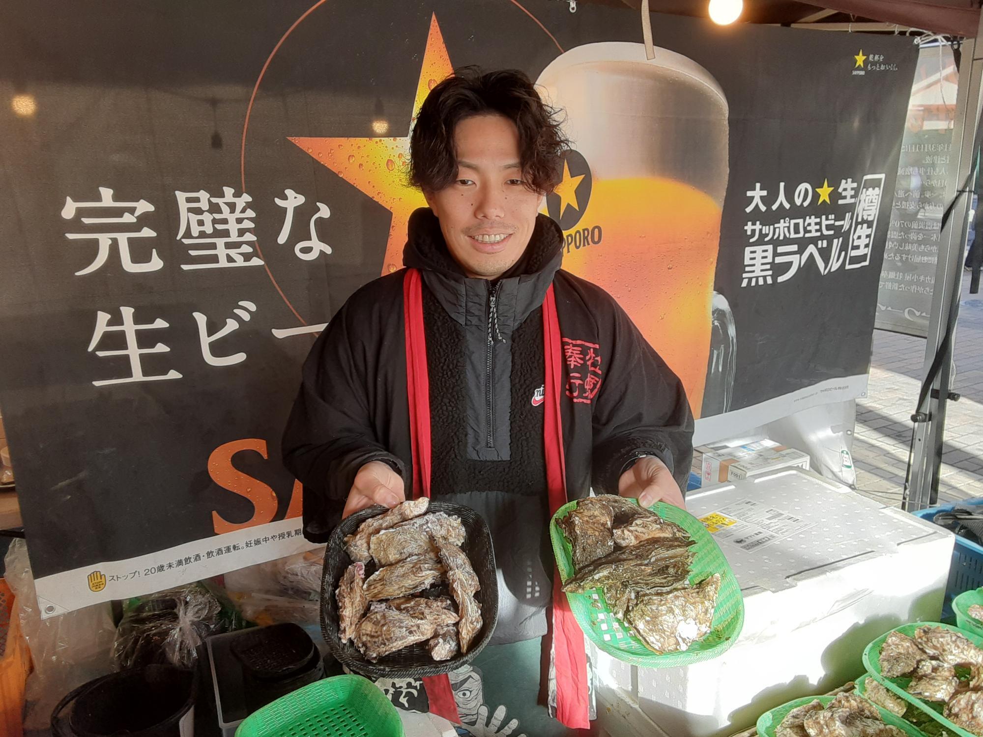 店長の中村将志さん。「新鮮な宮城県産のカキ、ぜひ食べにいらしてください！」