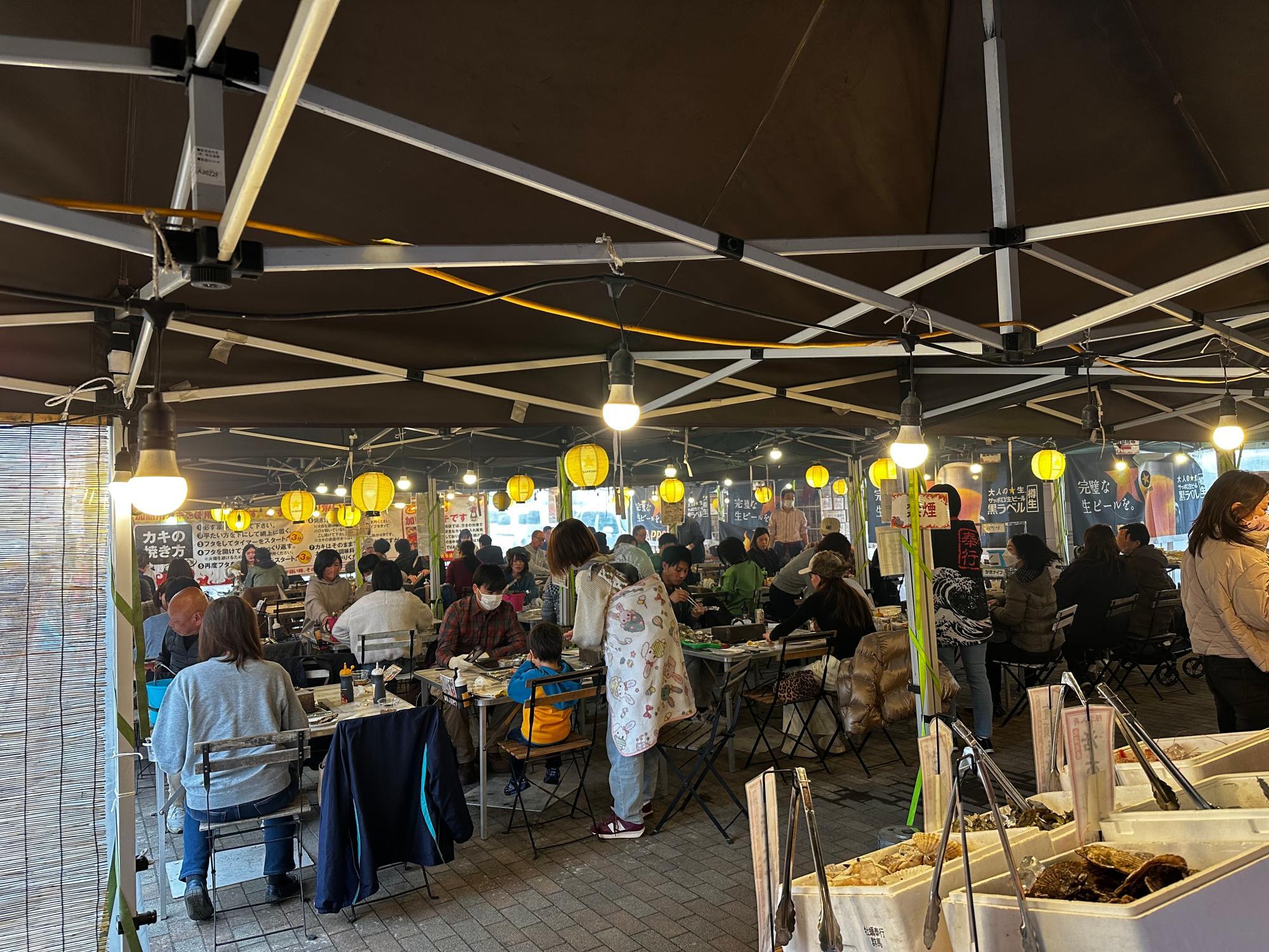 賑わう店内の様子（牡蠣奉行前橋中央イベント広場店提供）