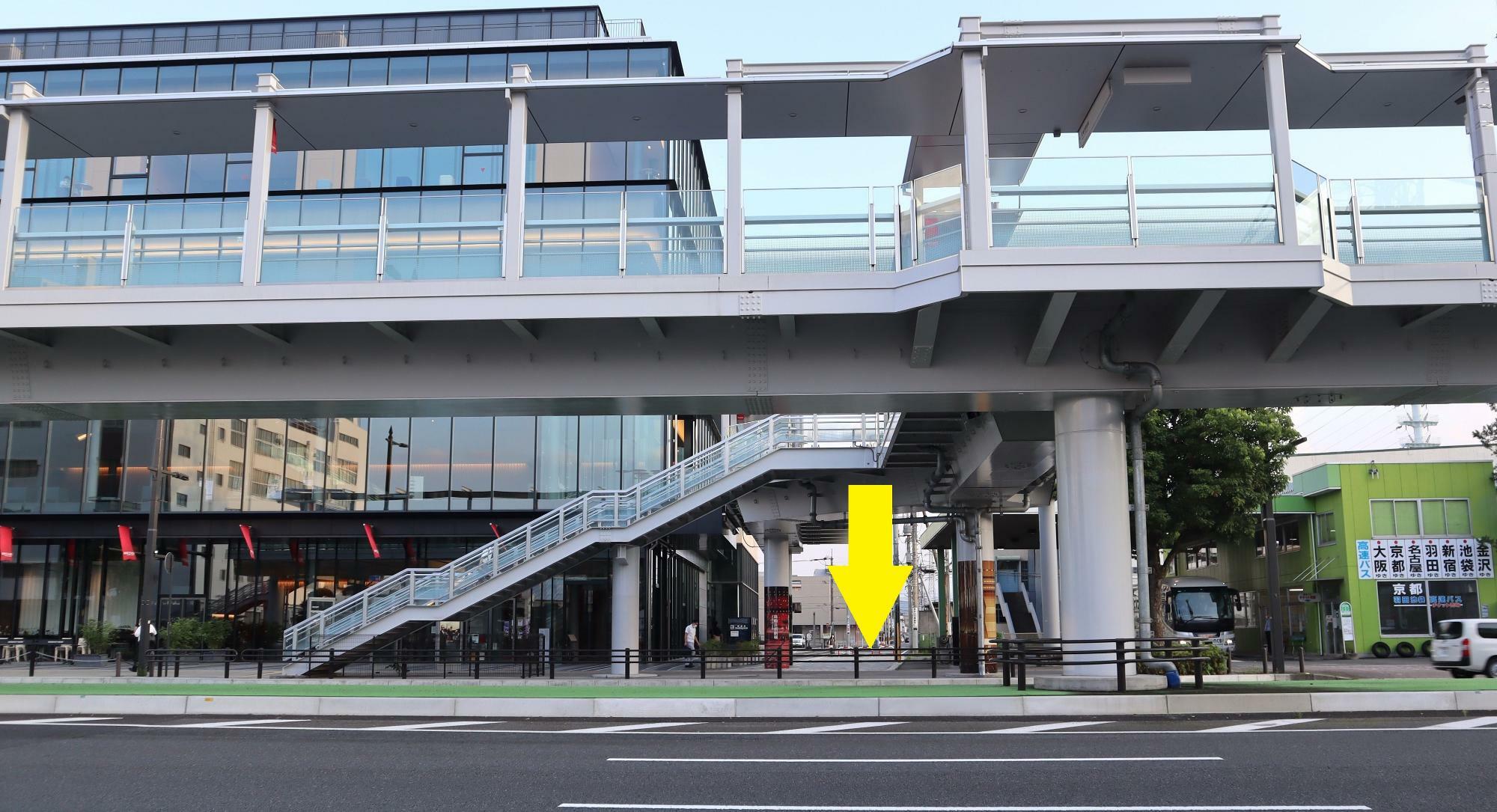 左：高崎芸術劇場　右：日本中央バス・高崎バスセンター