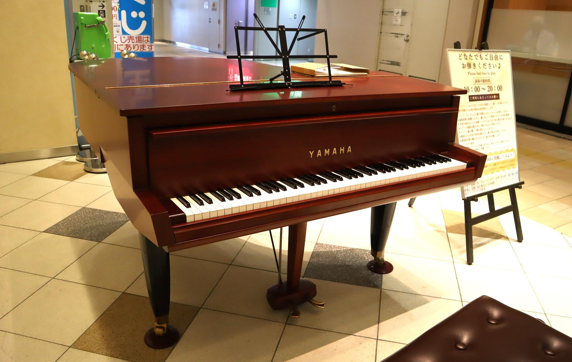 昭和レトロ　ピアノ Yahoo!オークション - 昭和レトロ 玩具のピアノ 木製 箱 脚付き