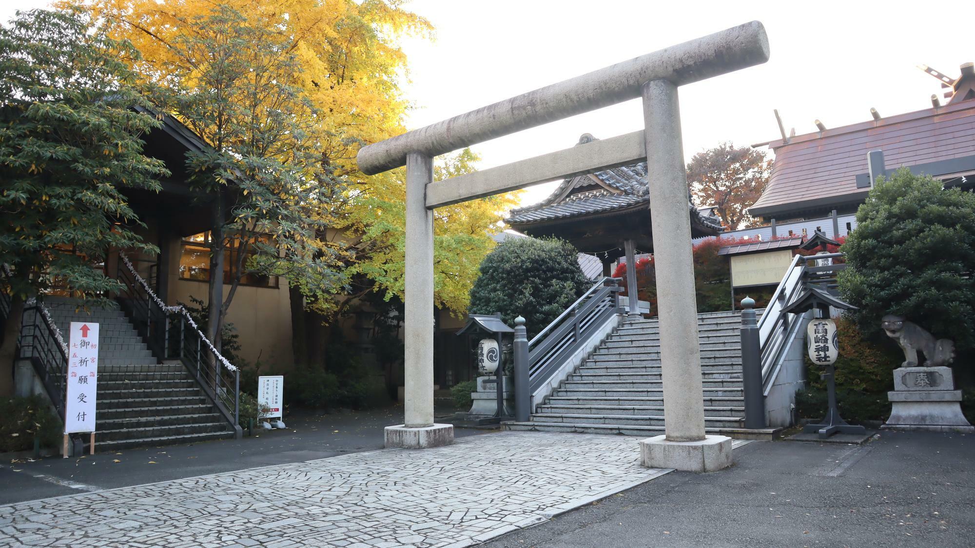 左：社務所　右：高崎神社 拝殿