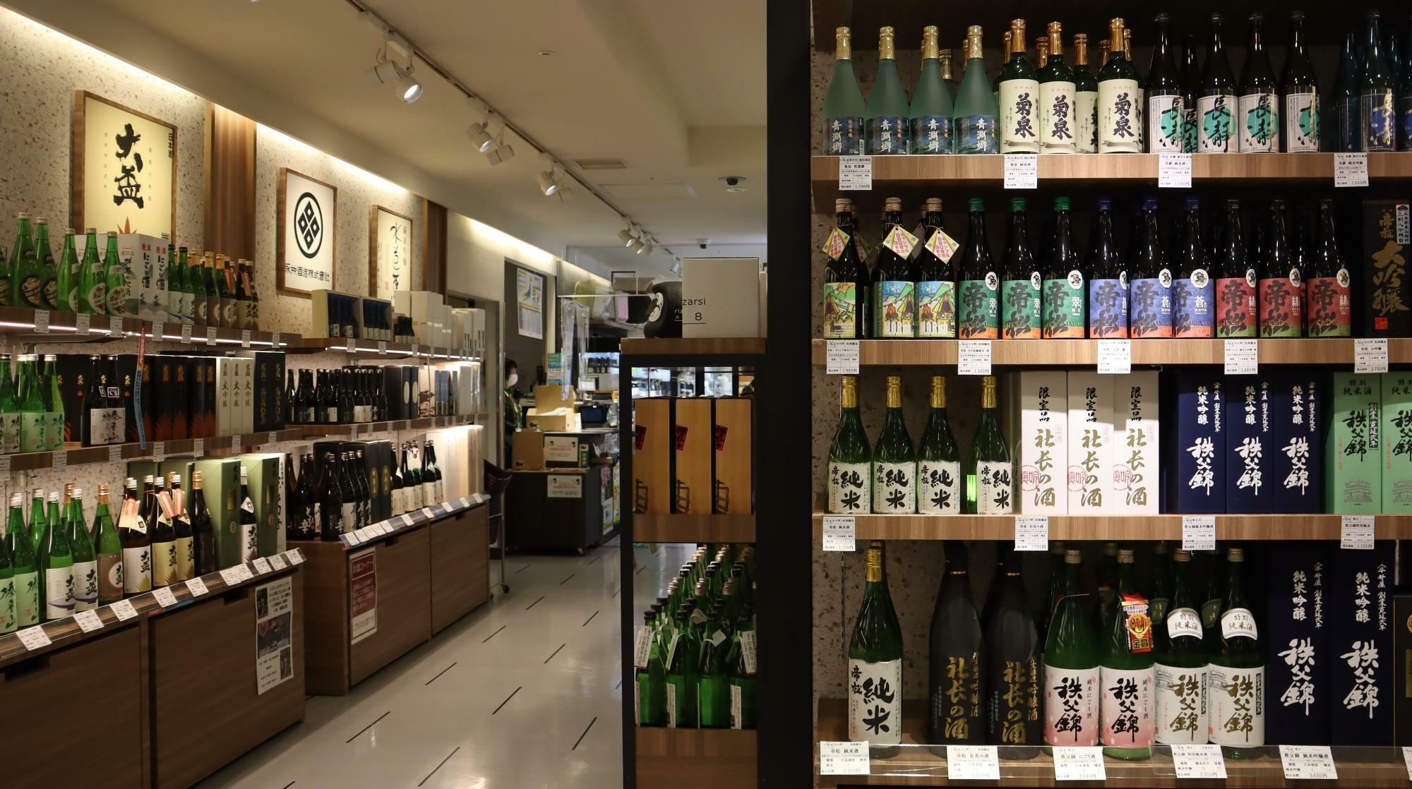 右側の棚は埼玉県のお酒
