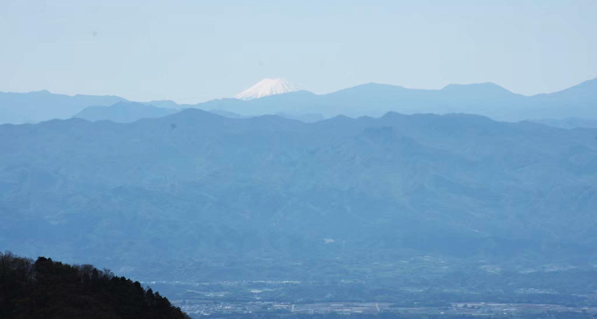 中央奥に真白な富士山の山頂が見えます