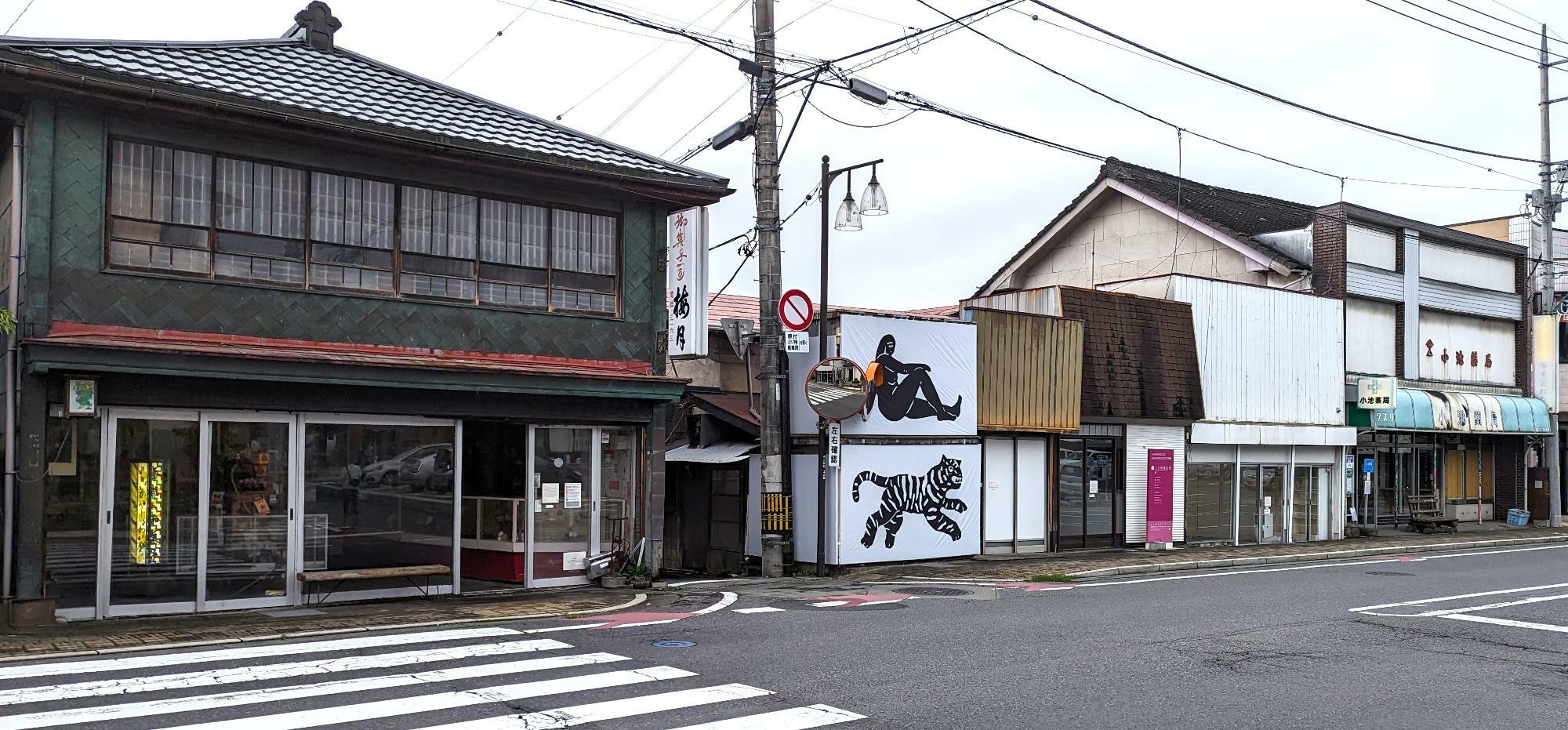 「上之町商店街」昭和の痕跡と現代アートの融合！