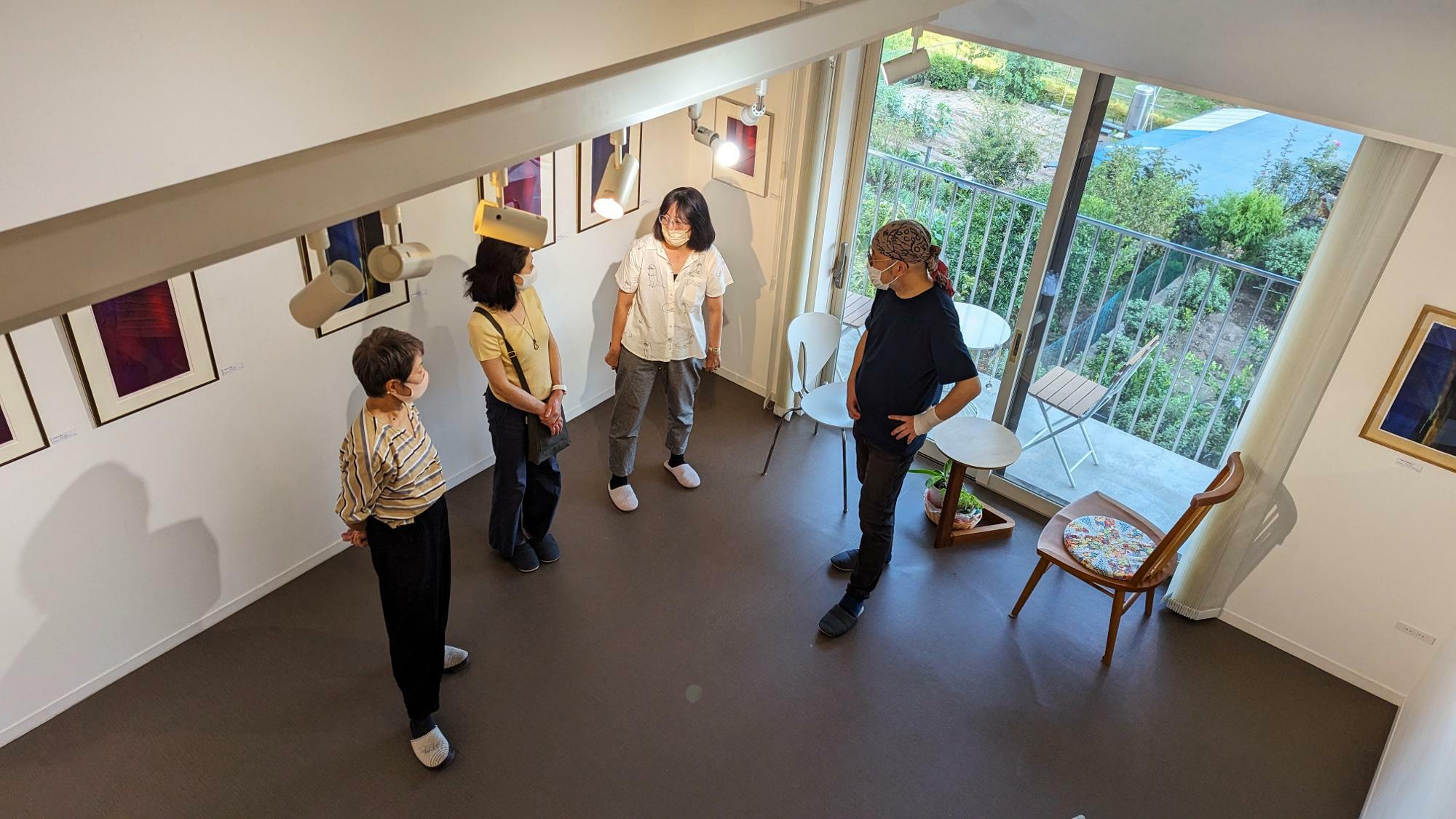 左：ギャラリー空華オーナー 本田智子さん、右：外山文彦さん、右から2番目：柴山明子さん