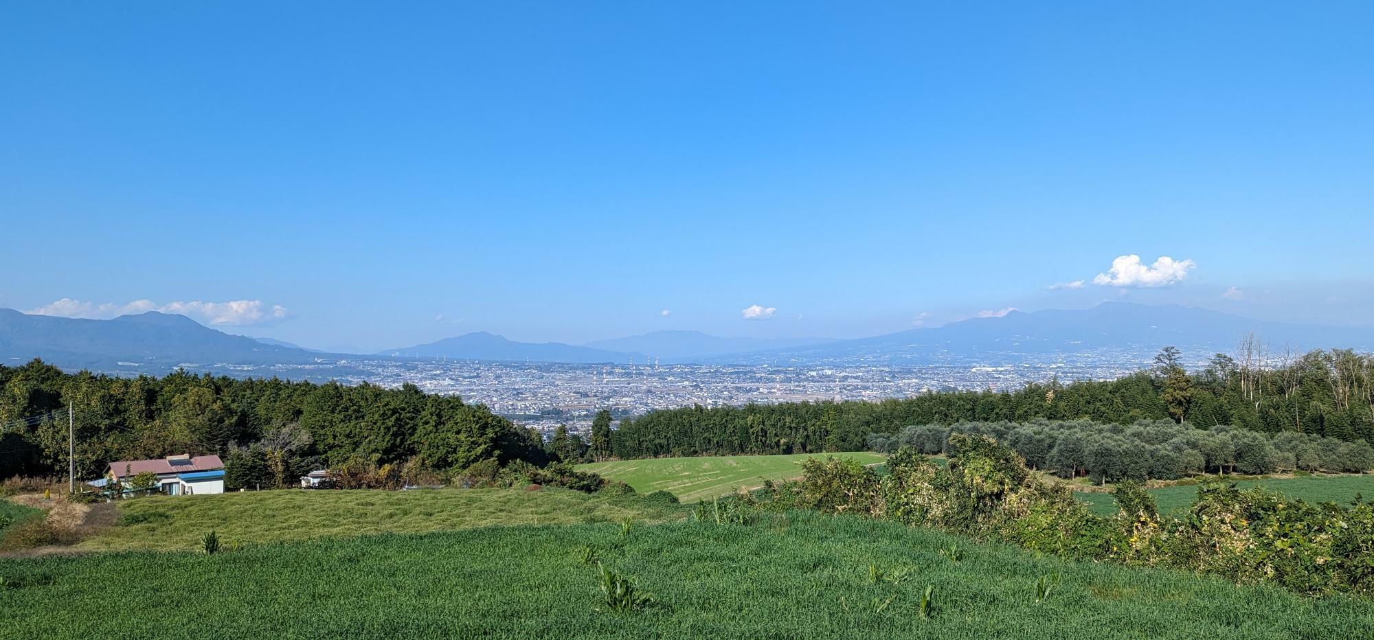 遠くに見える山は…右：赤城山　中：谷川岳　左：榛名山