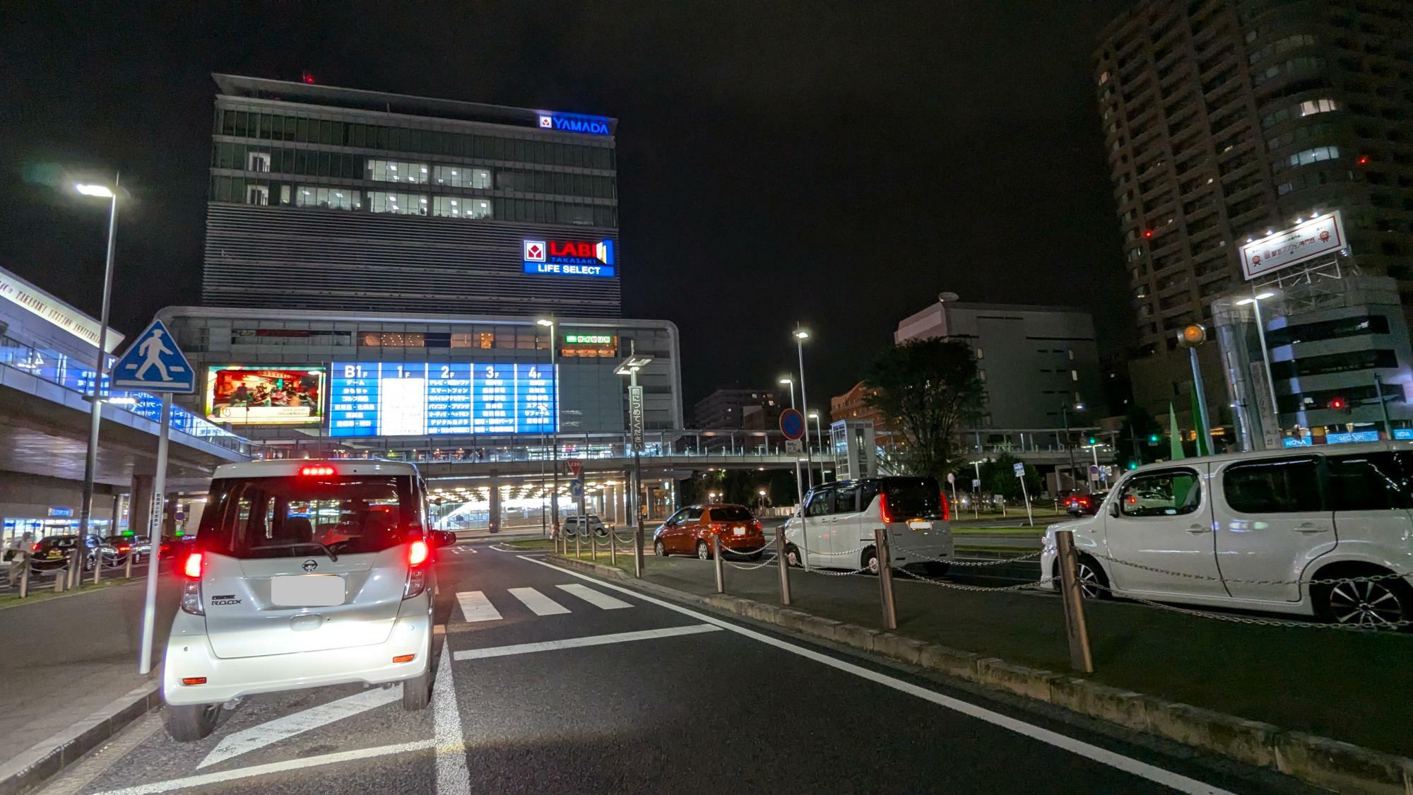 横断歩道の手前まで進むよう誘導しているようです