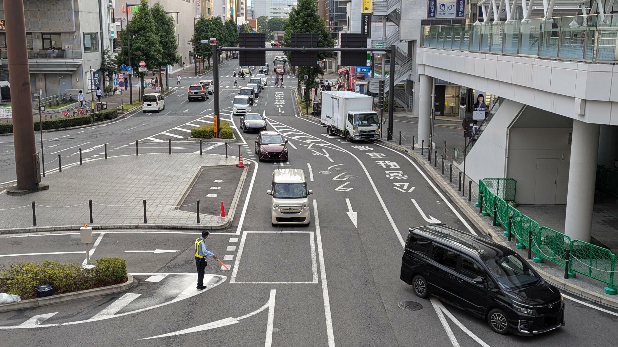 3車線のうち、送迎用レーンは駅に向かって一番右（画像では左）