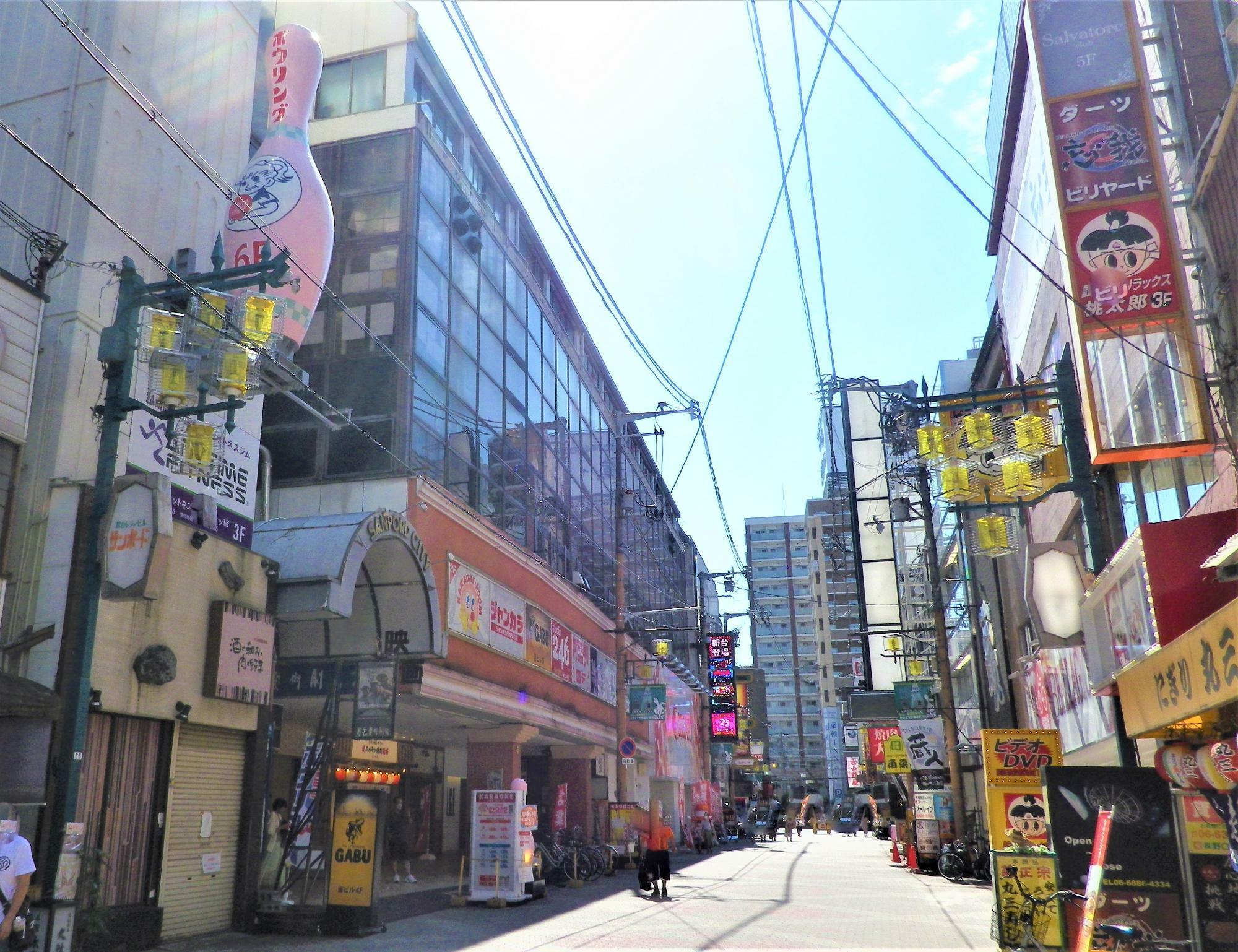 阪急十三駅の西口から出て、広い交差点を渡り、吉野家さんの角を左手へ行くと、十三サカエマチ商店街。