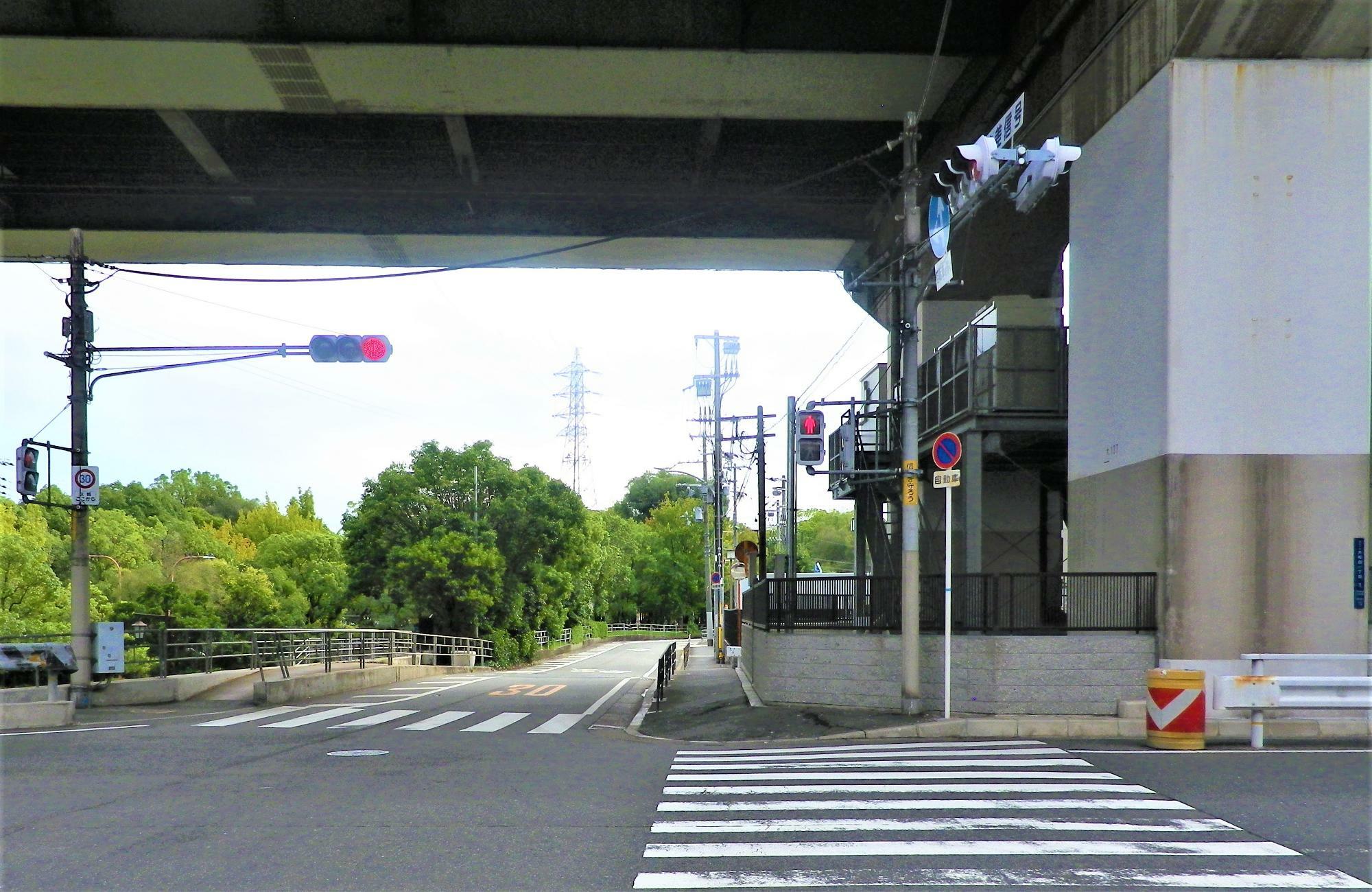 遠くからでも見える阪神高速3号神戸線を、目印にして進めばすぐわかります。