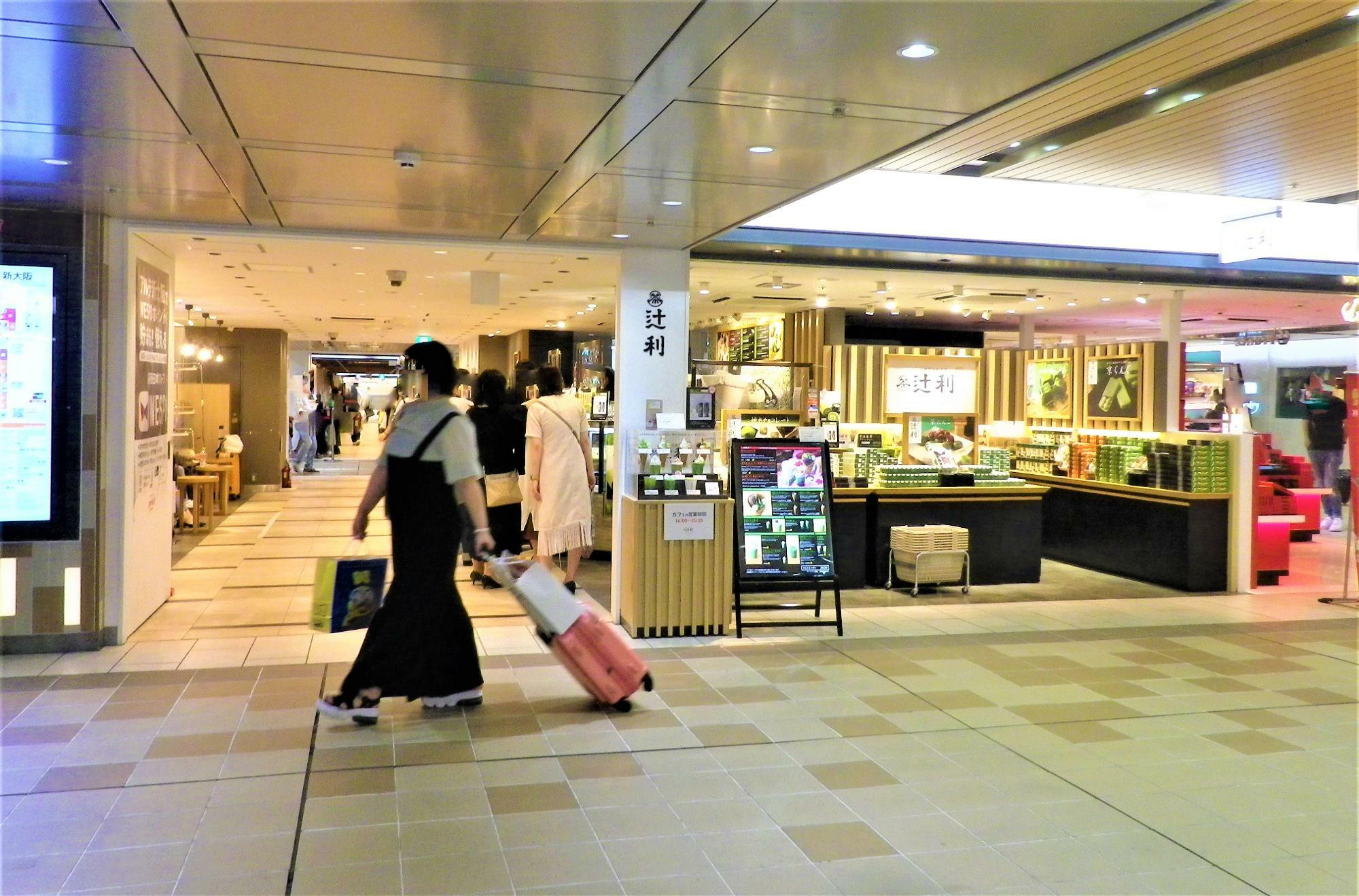 新大阪駅3階の新幹線中央入口の前のエスカレータを降りてスグです。