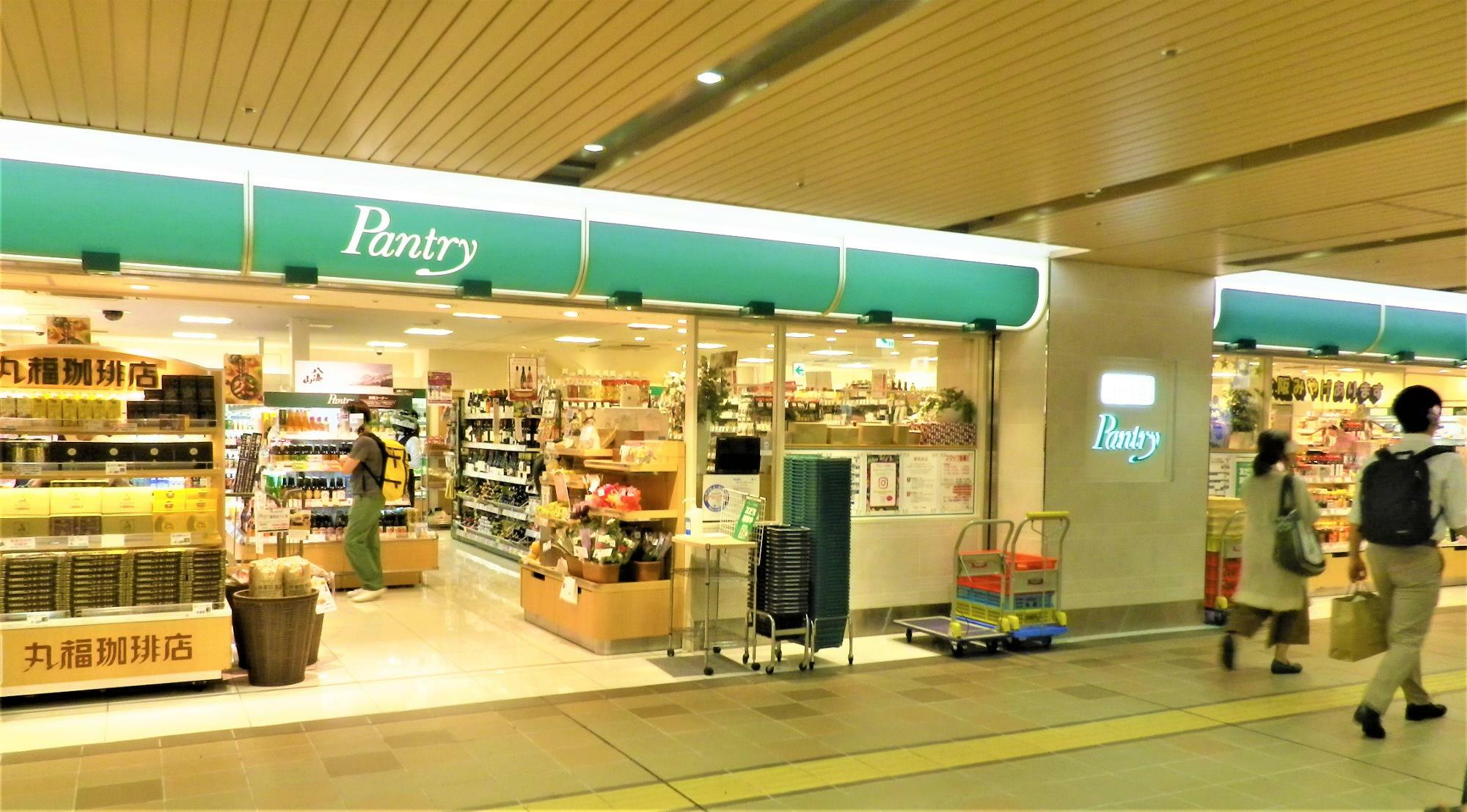 夜遅くまで営業されているので、駅利用者の救世主にもなっている新大阪駅の食品スーパー「Pantry」。