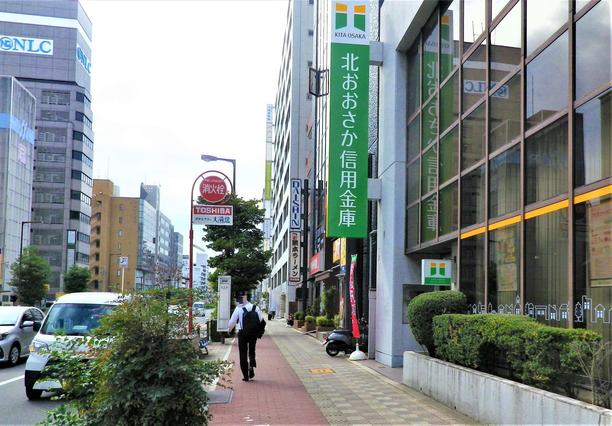 隣に北大阪信用金庫があり、分かりやすい場所です。