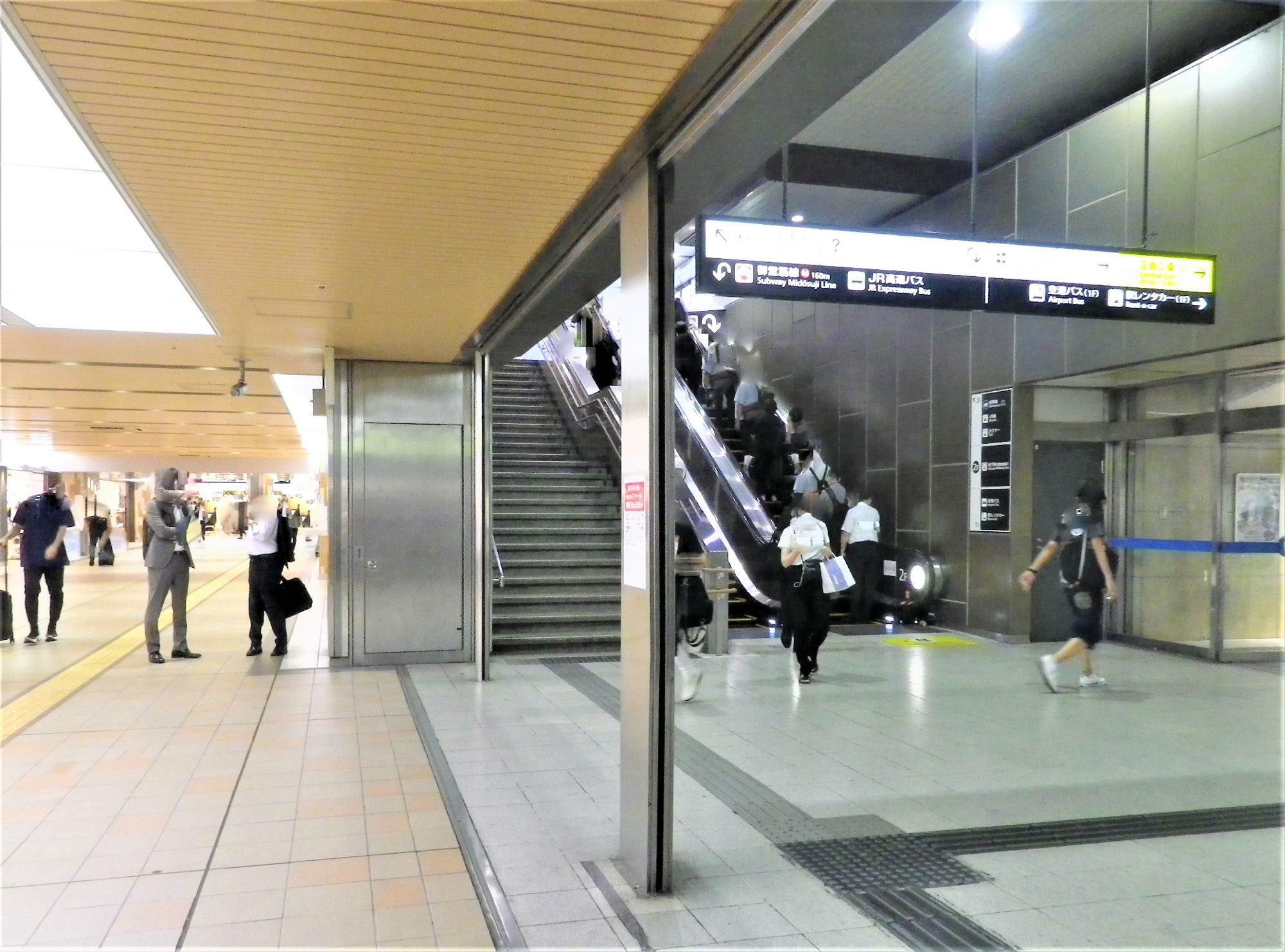 新幹線改札前のある3階から降りるエスカレータです。
