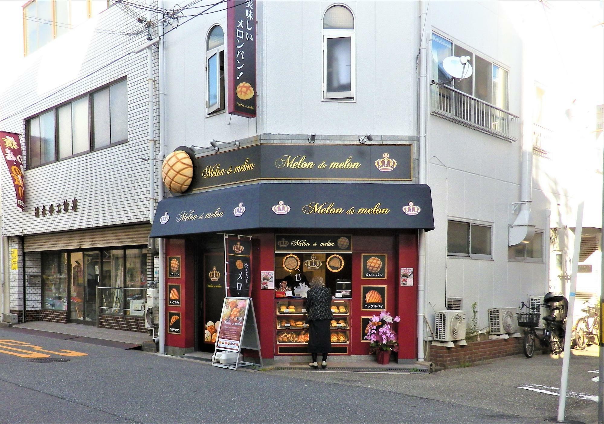 まわりの建物に溶け込んでしまわないパンチのある店舗デザイン。