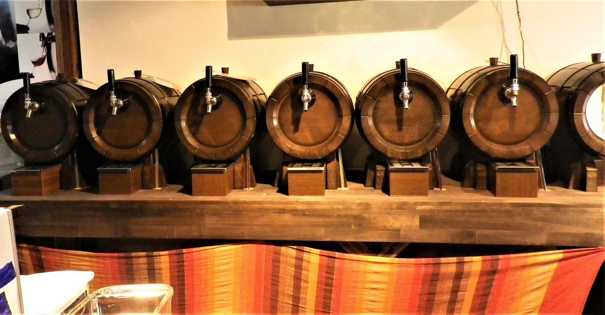 樽に見えるのは専用サーバー。布のカーテンの下に生ワインを詰めたステンレスの樽が！