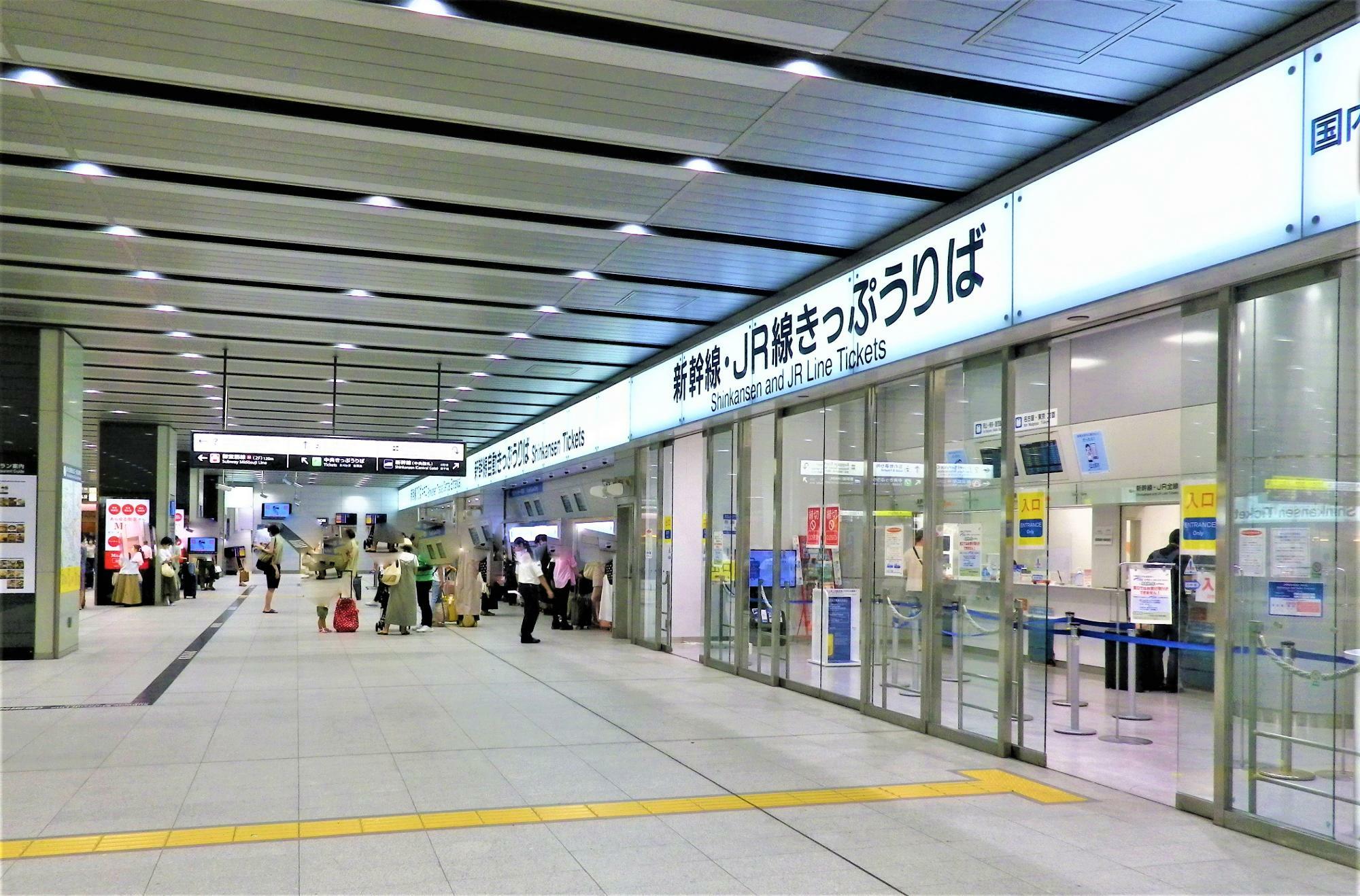 新幹線中央改札の向かいです。