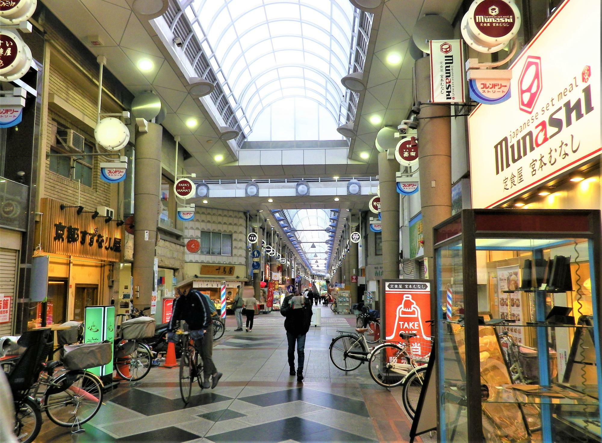 先日リニューアルオープンした「定食屋　宮本むなし」の、ちょうど斜め向かいです。