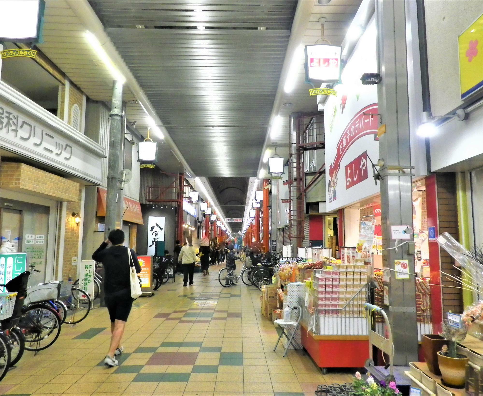 夕方は、東三国駅まで通り抜ける人も多く賑わう商店街。