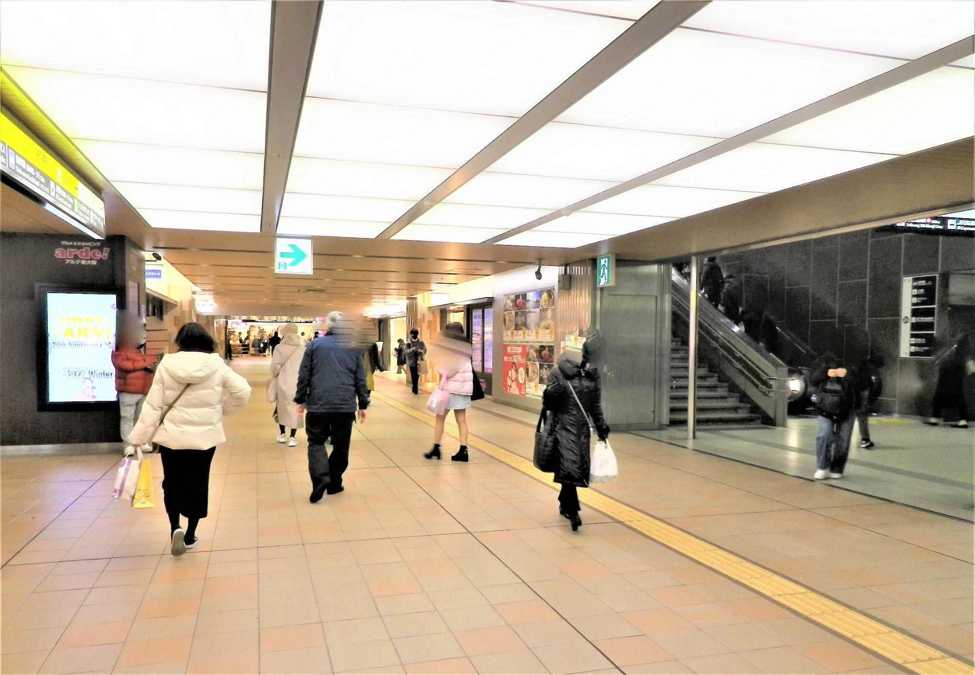 場所は、新幹線の南改札近くにある中央エスカレーターを2階で降りた右手にあります。