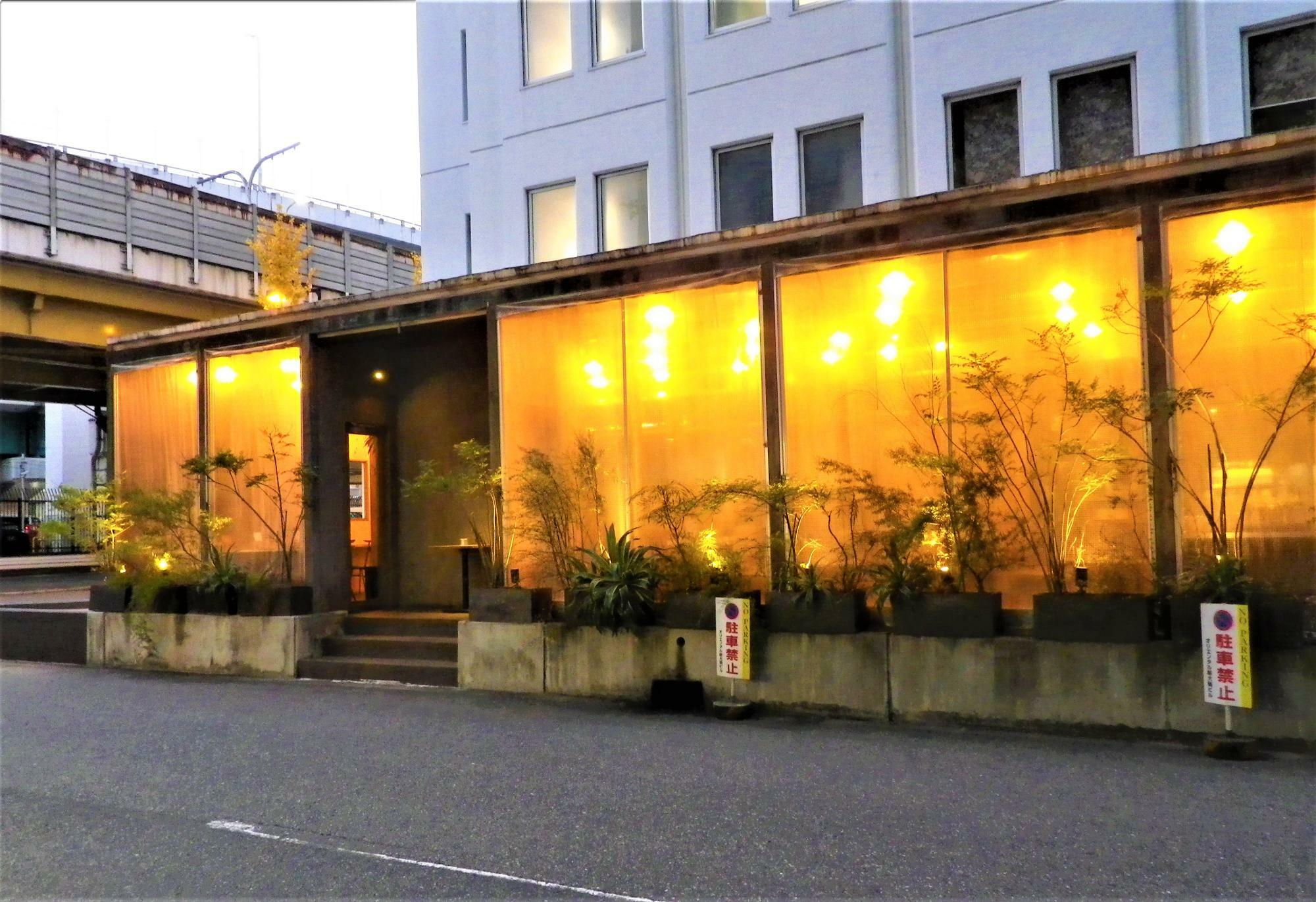 オリエンタル新大阪ビルディングの一階。以前は、唐揚げのお店があったところです。