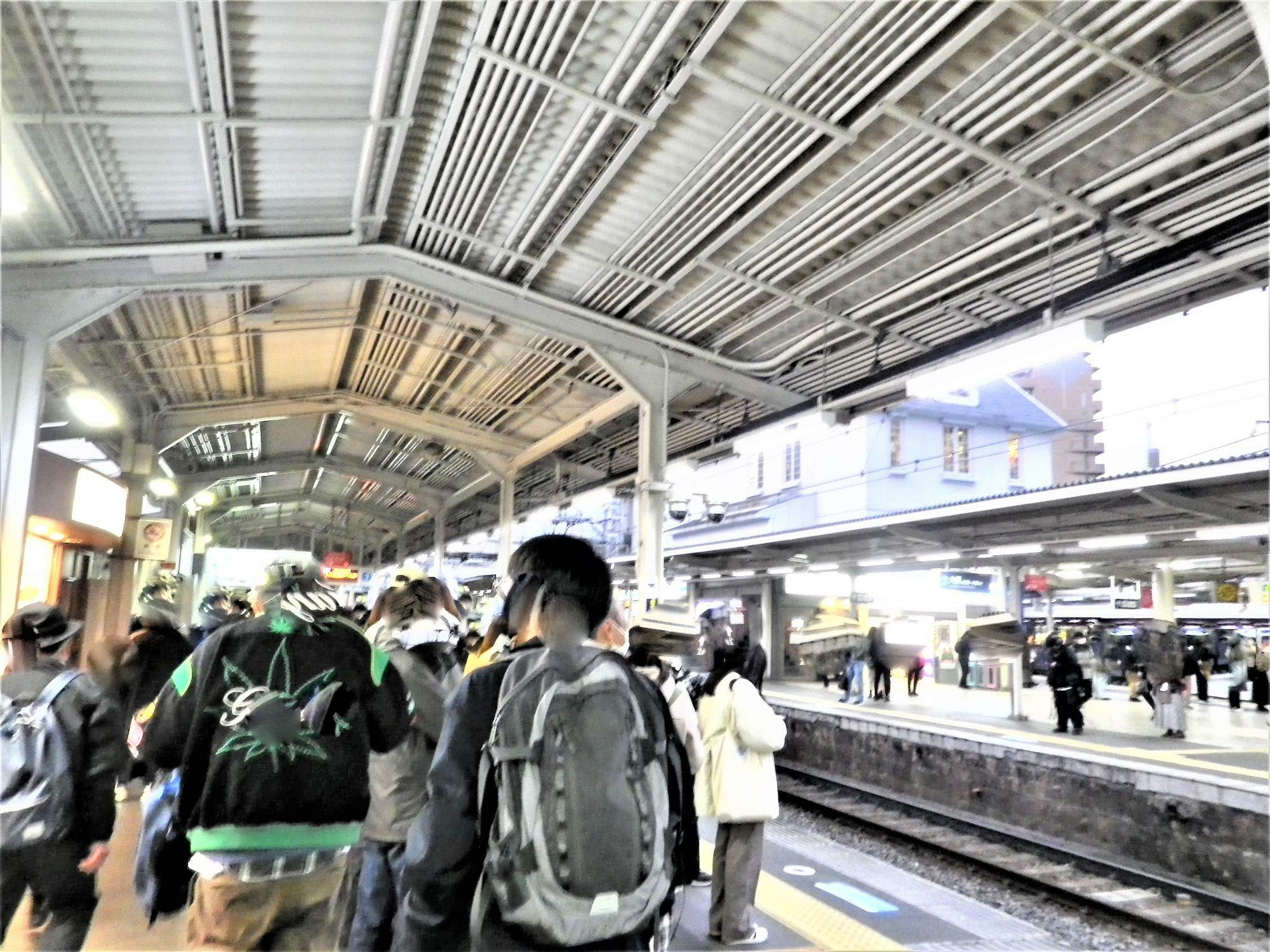 阪急十三駅の西口から入ってすぐのホーム。