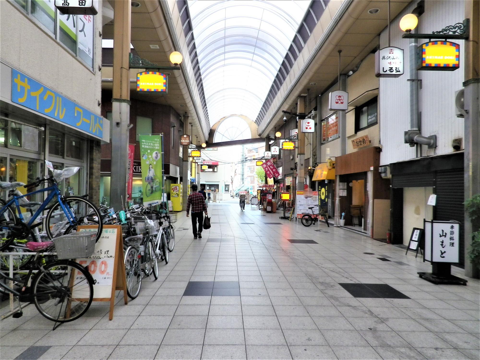 十三駅前通商店街のアーケードの奥の方、右手のお店です。