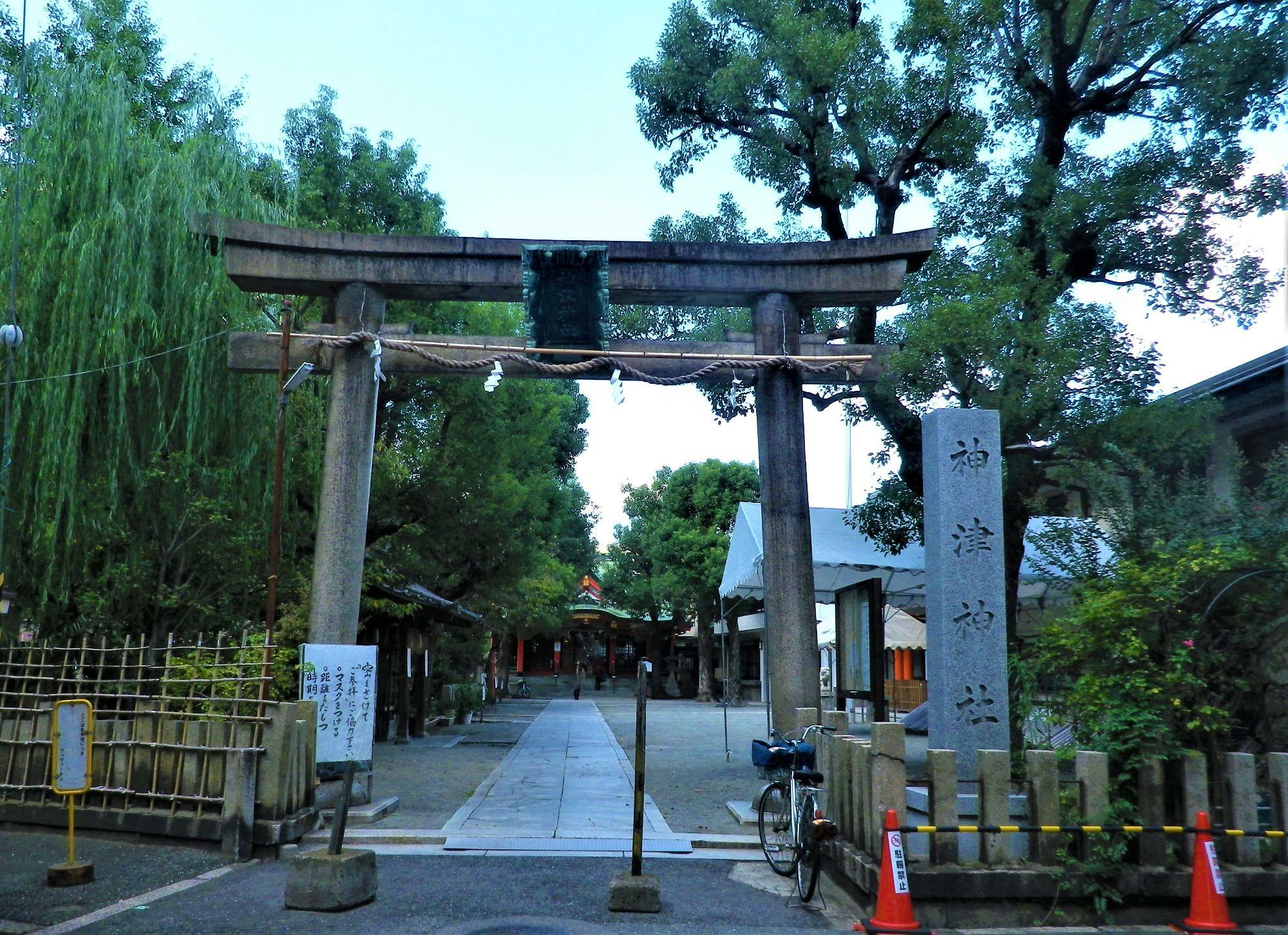 神津神社の大鳥居。「Bekki」から1分の近くにあります。