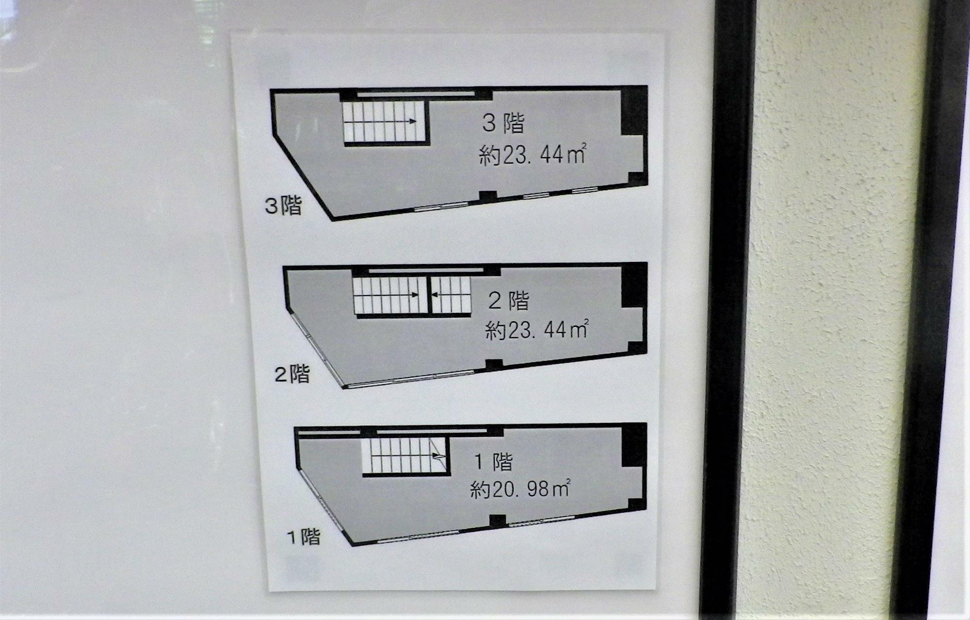 貼ってあった3フロア分の見取り図。