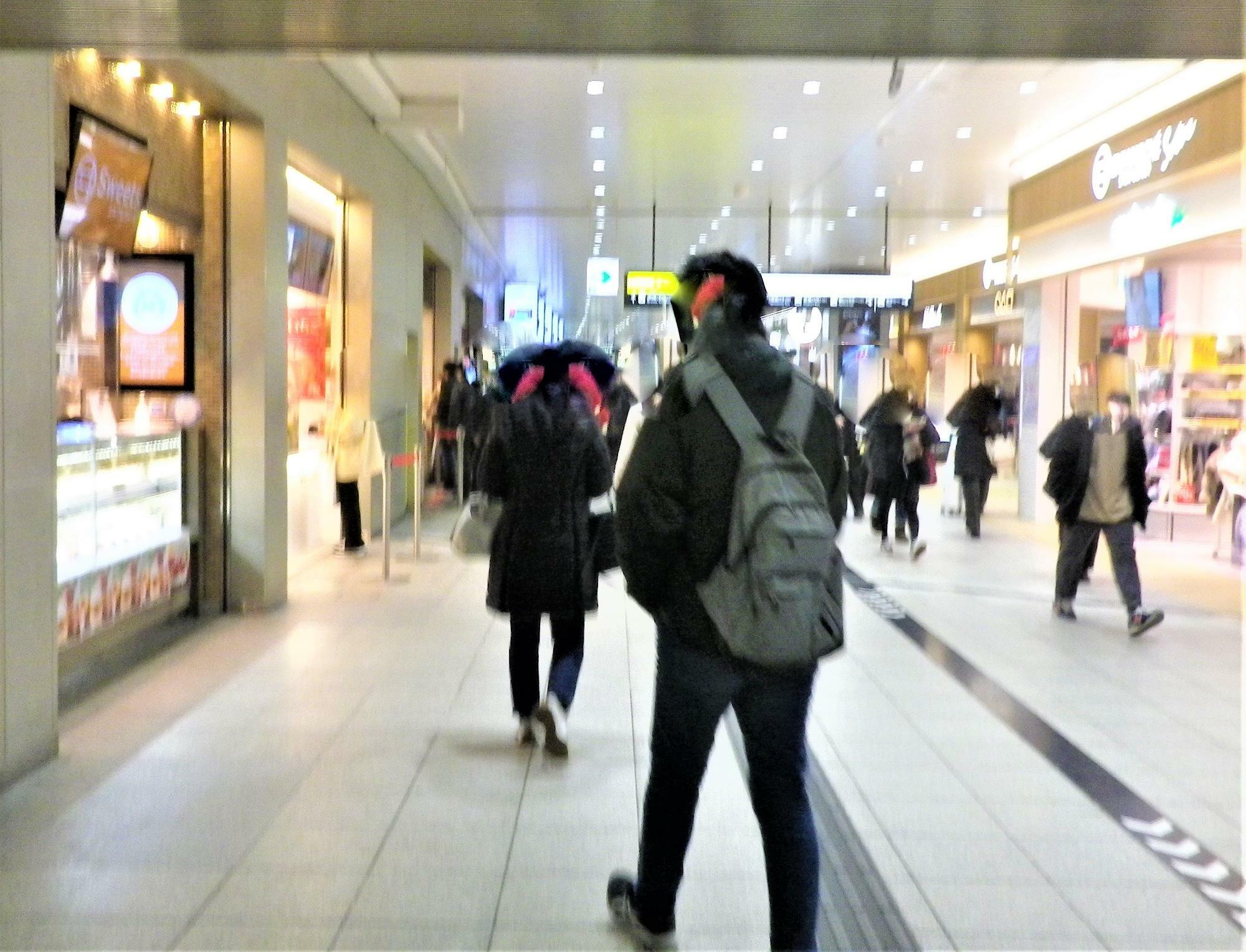 人通りが途切れない「エキマルスイーツ」新大阪店前の通路。