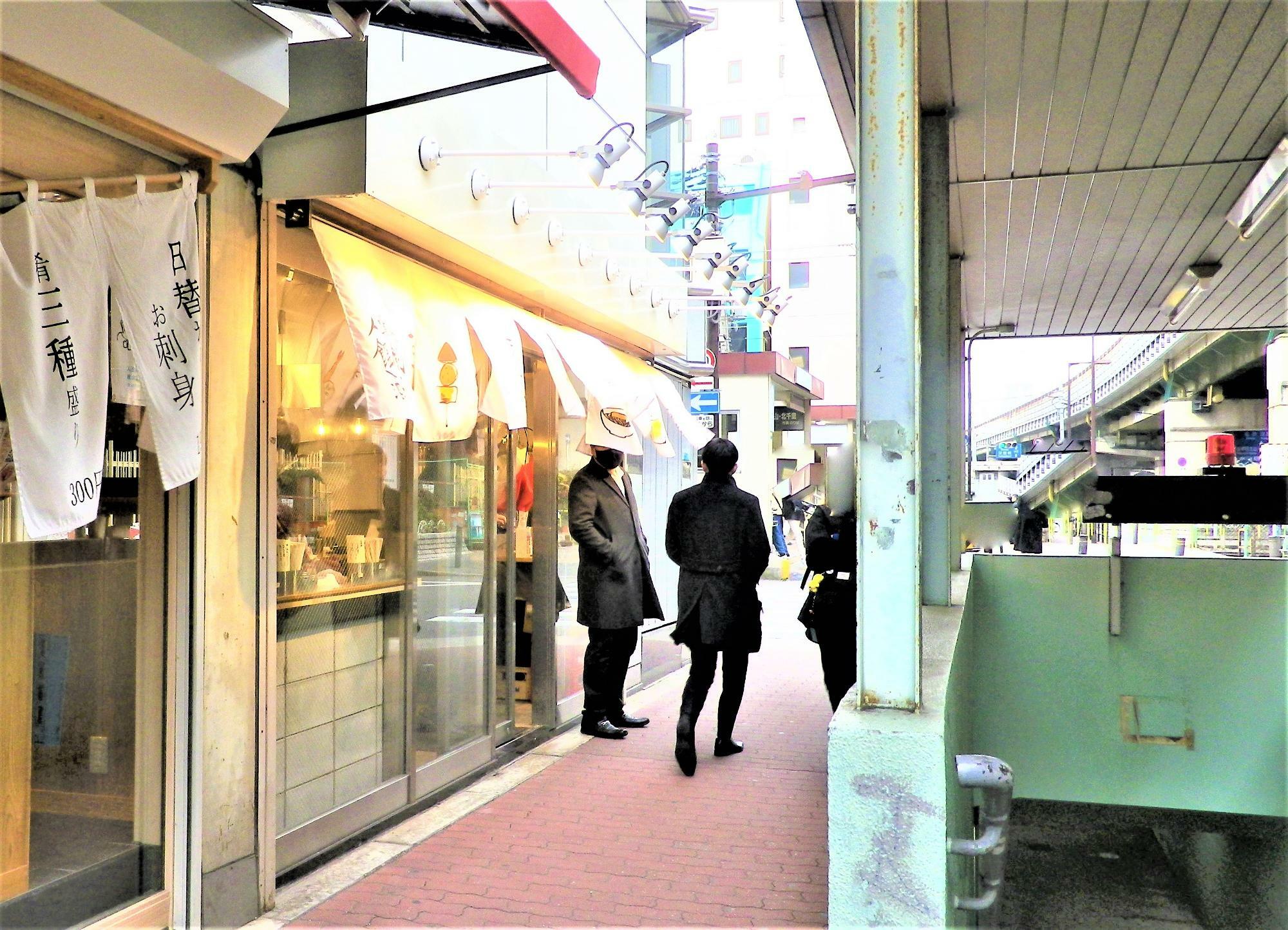 阪急電車の下をくぐる地下道の入り口の横にお店があります。