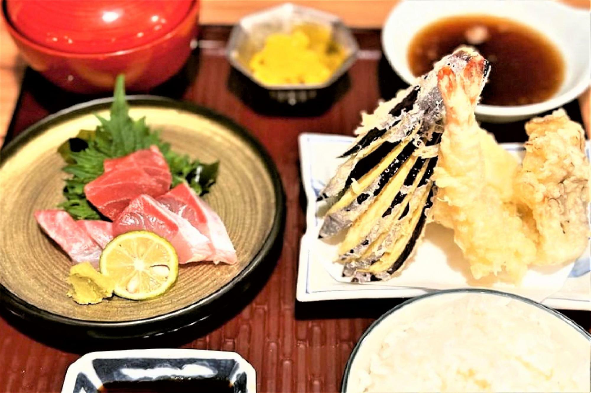 新鮮なお刺身や揚げたての天ぷらが魅力の定食。