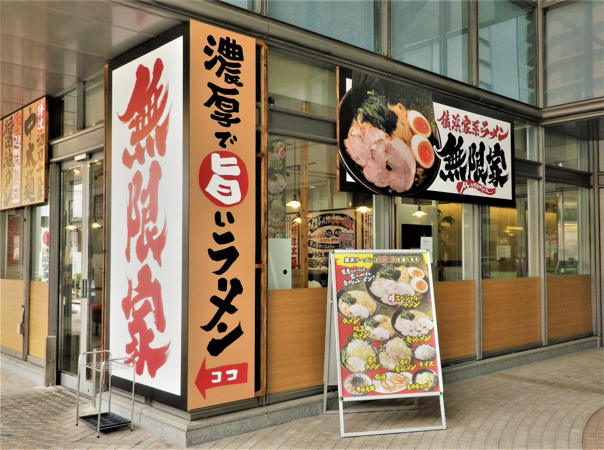 ビルの一階、大変目立つお店です。